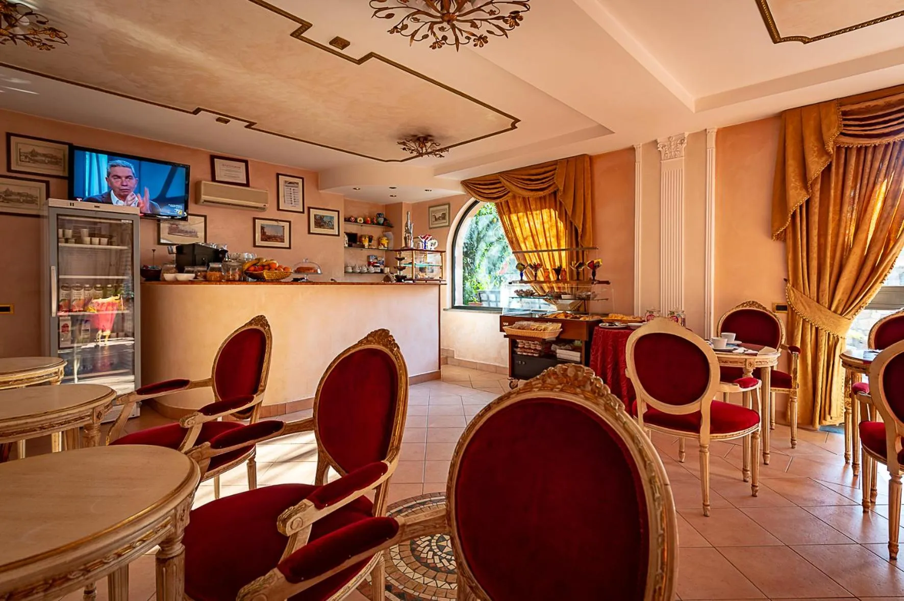 Restaurant/places to eat in Hotel Louis II