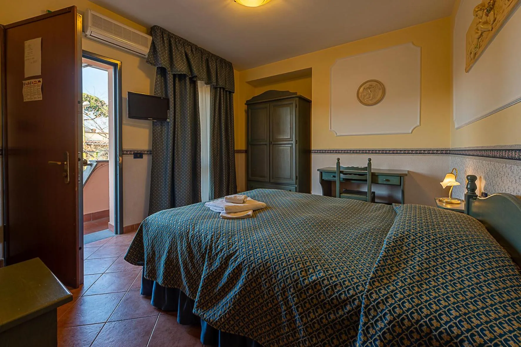 Photo of the whole room, Bed in Hotel Louis II