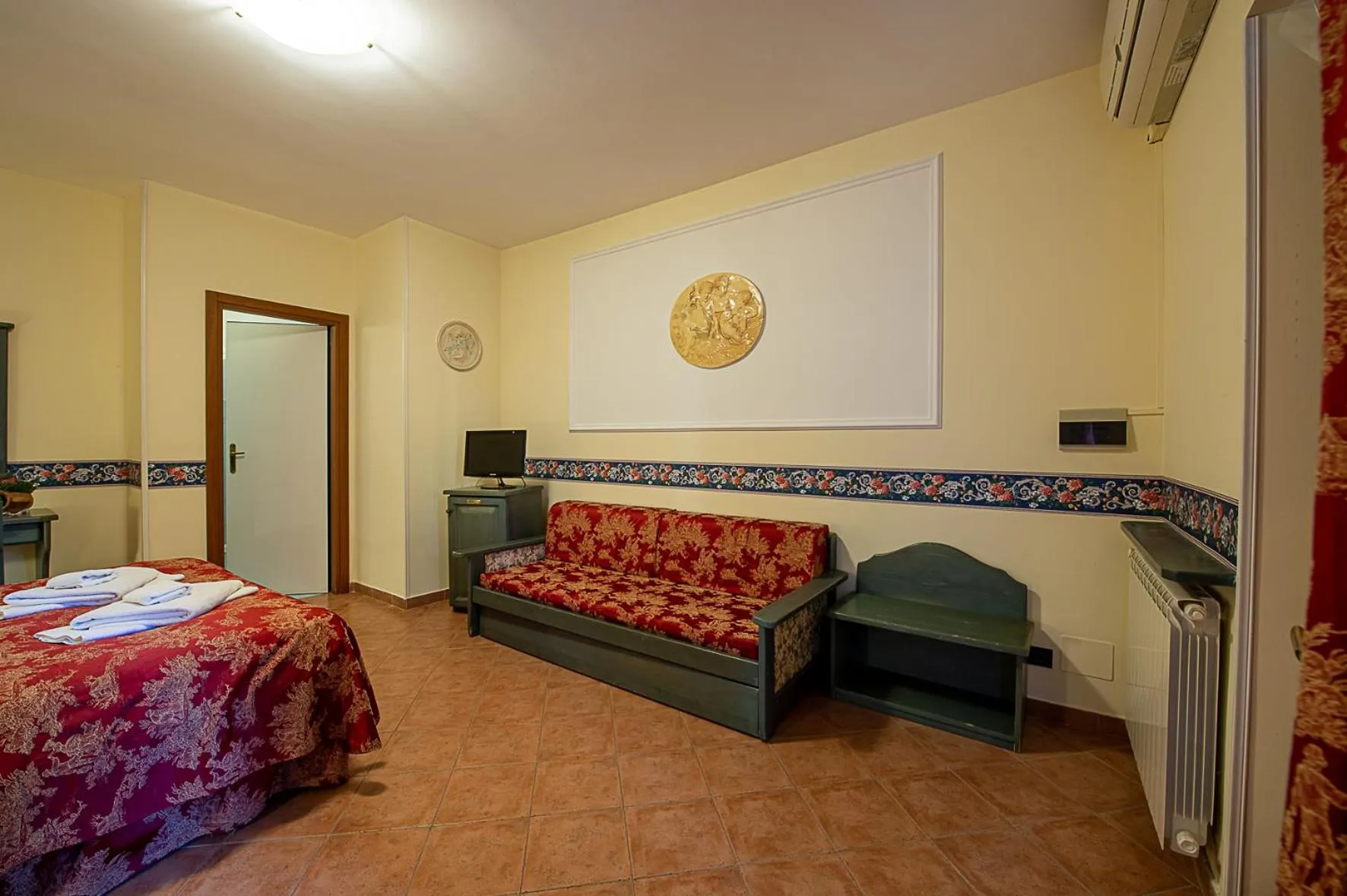 Photo of the whole room, Bed in Hotel Louis II