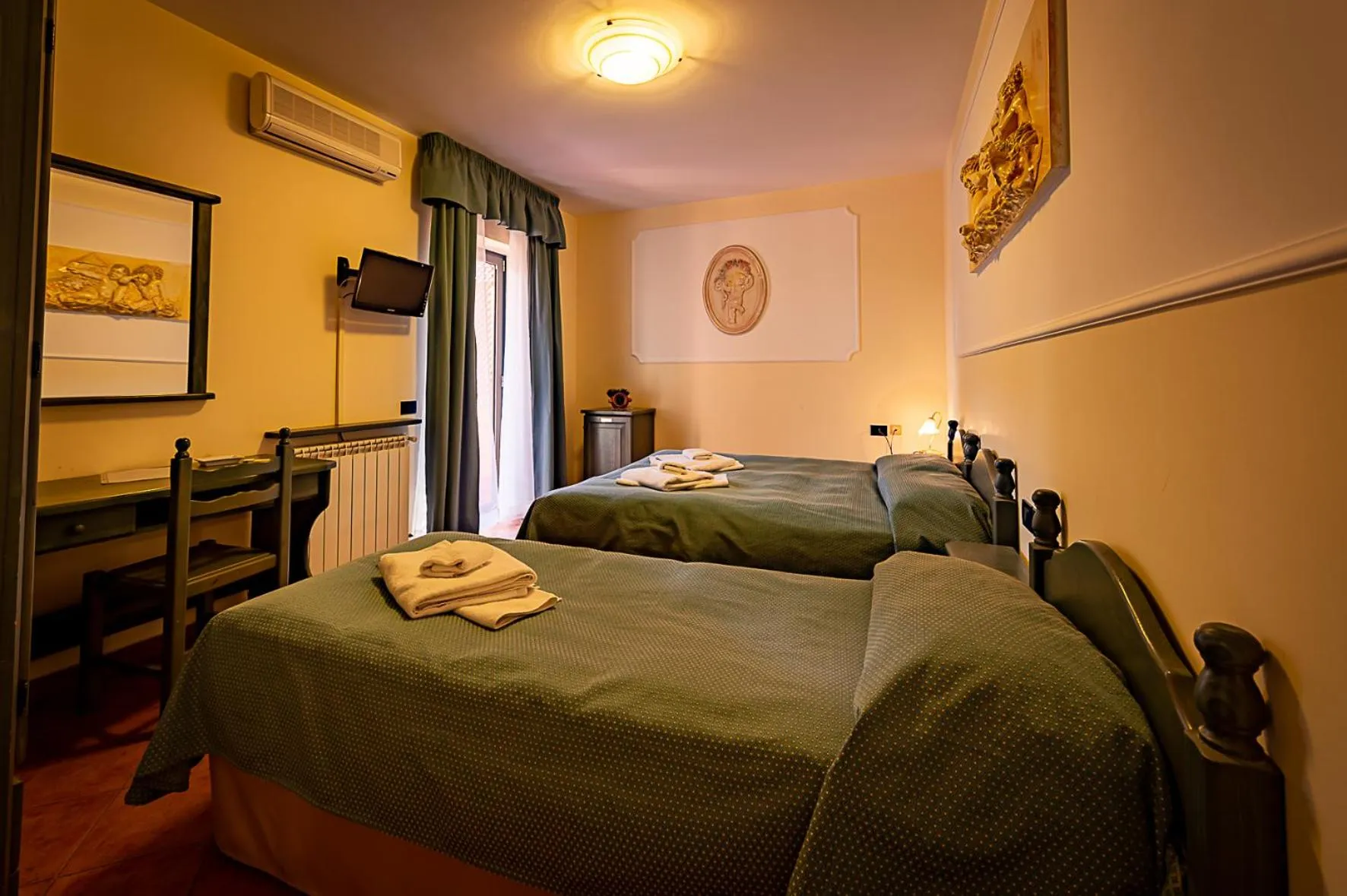 Photo of the whole room, Bed in Hotel Louis II