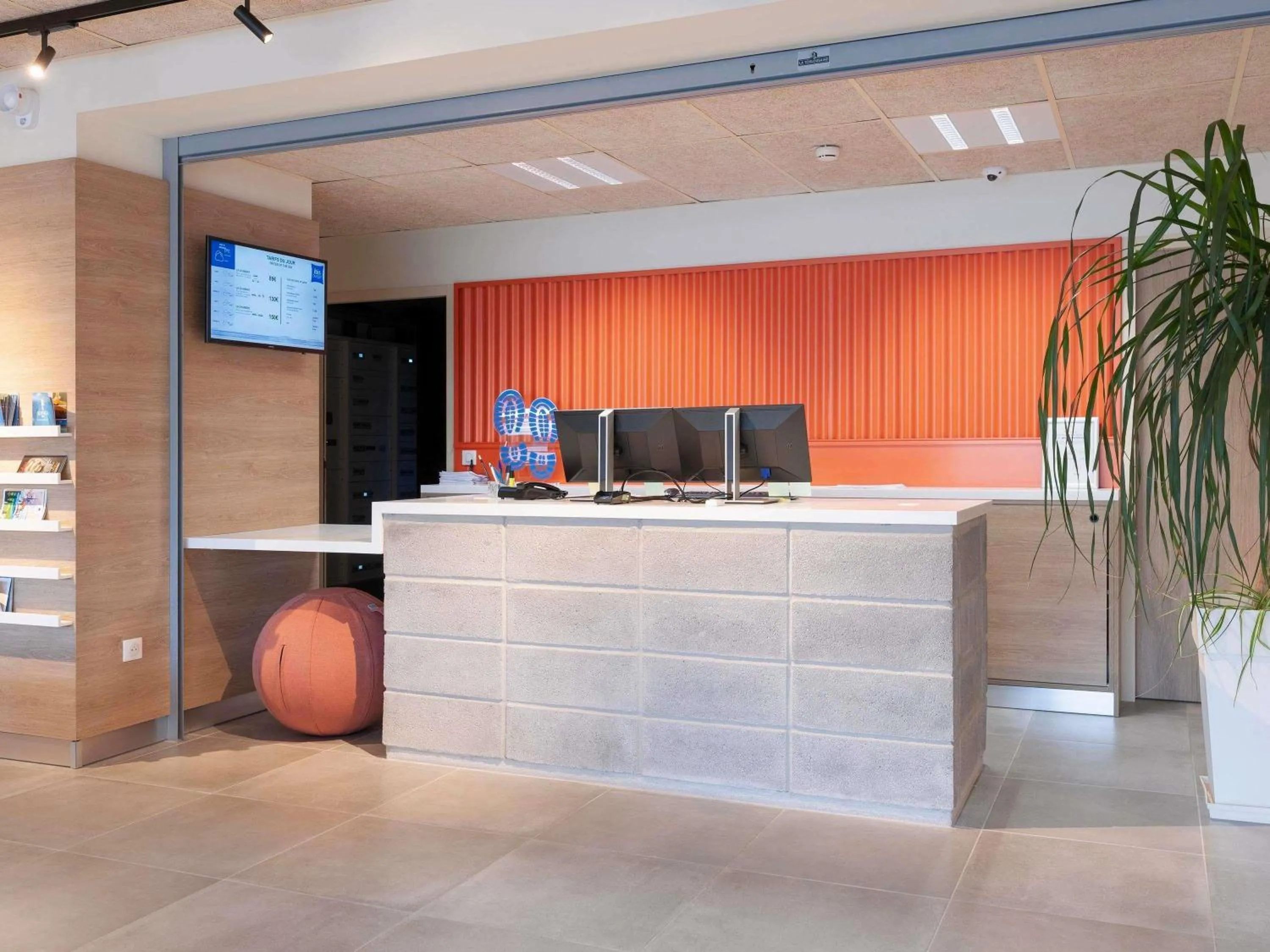 Property building in Hotel ibis Mont De Marsan