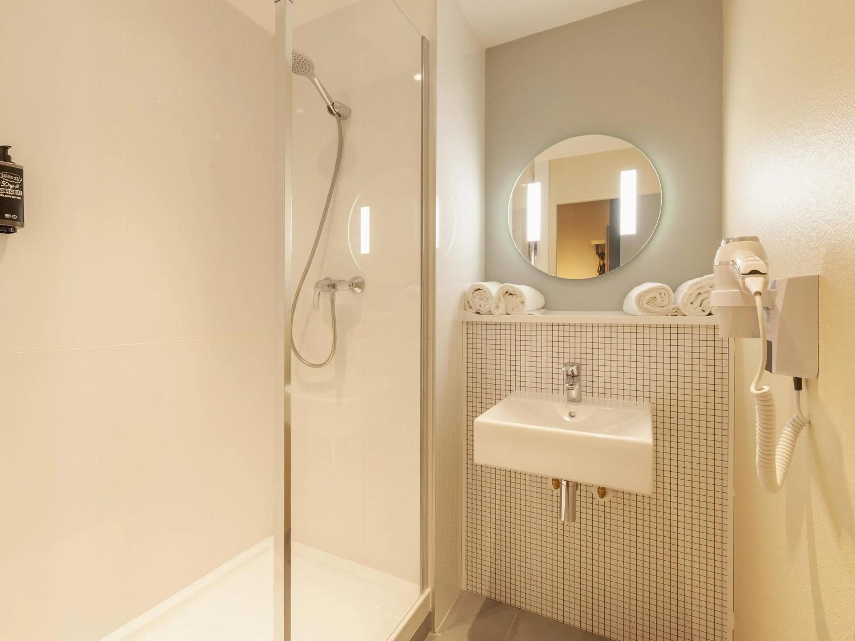 Bedroom in Hotel ibis Mont De Marsan