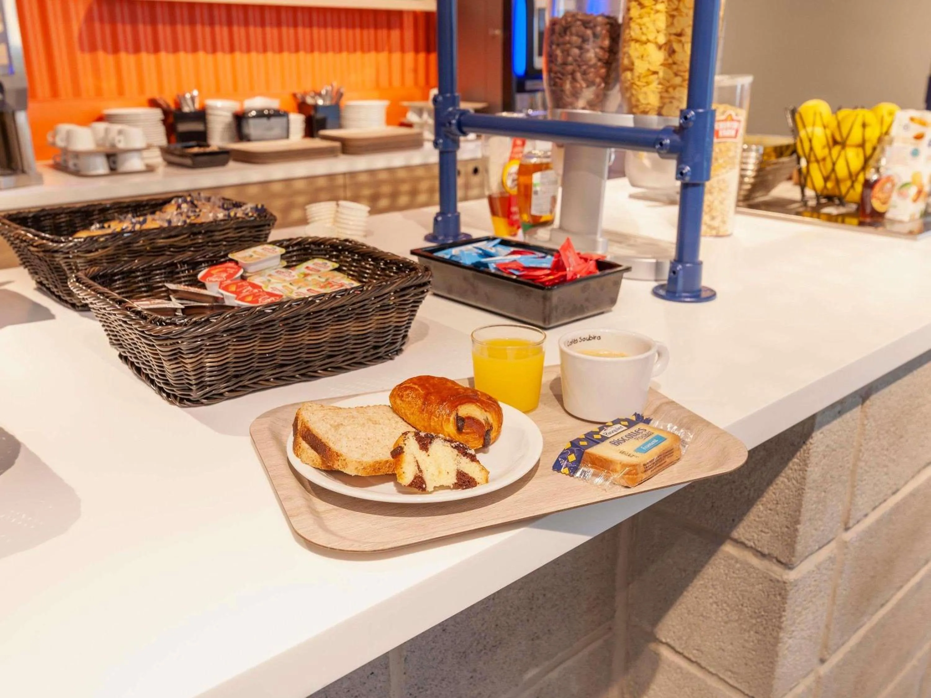 Breakfast in Hotel ibis Mont De Marsan