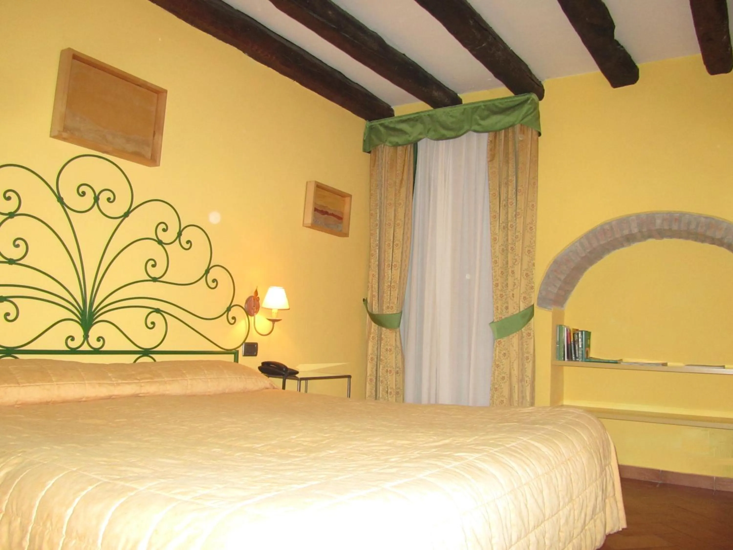 Bed in Hotel Borgovico