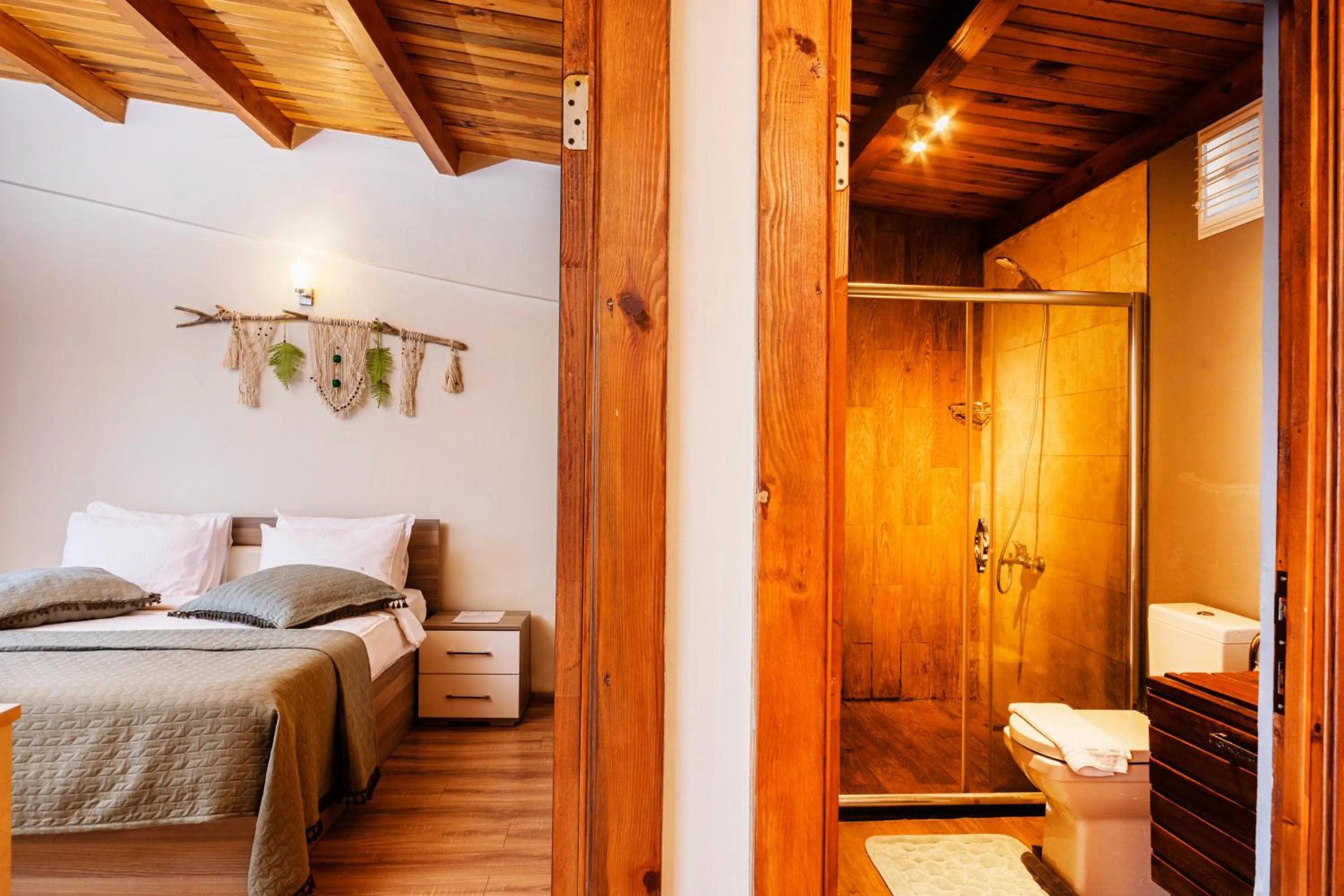 Bedroom, Bed in KİRAZ BEACH OTEL