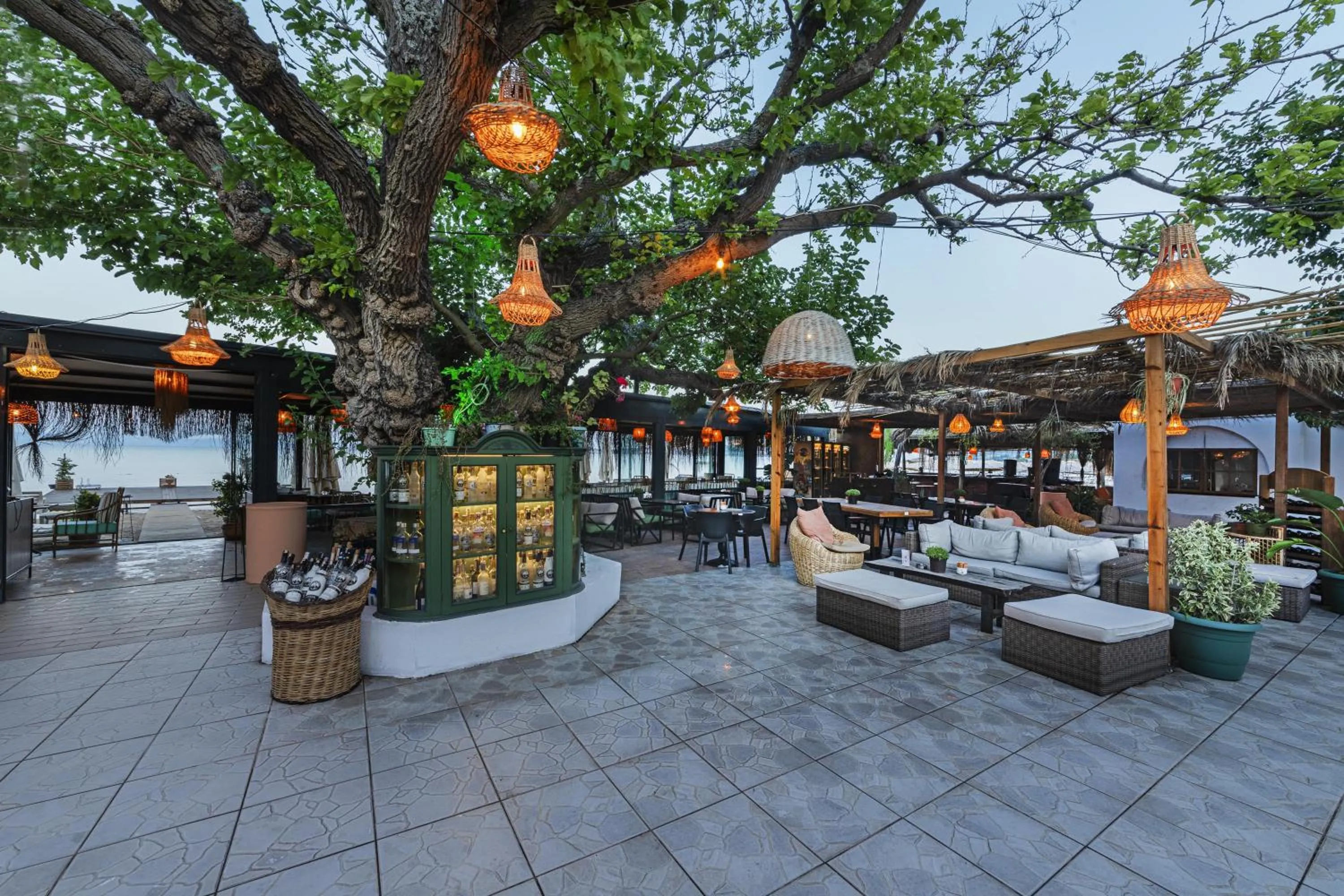 Restaurant/places to eat in KİRAZ BEACH OTEL