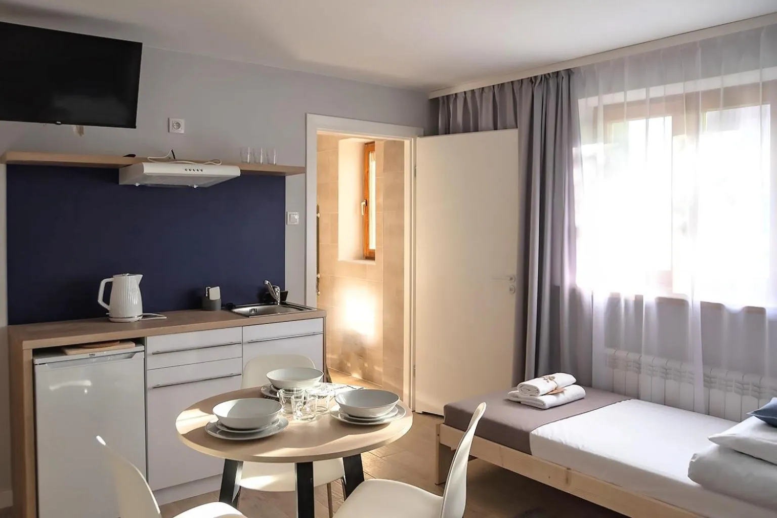 Kitchen or kitchenette, Bed in Apart Rooms by Apart Hostel S8