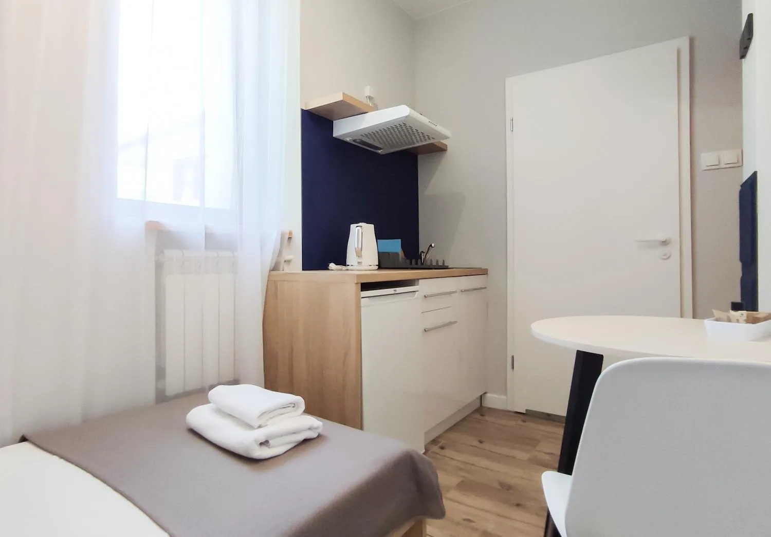 Kitchen or kitchenette, Bed in Apart Rooms by Apart Hostel S8