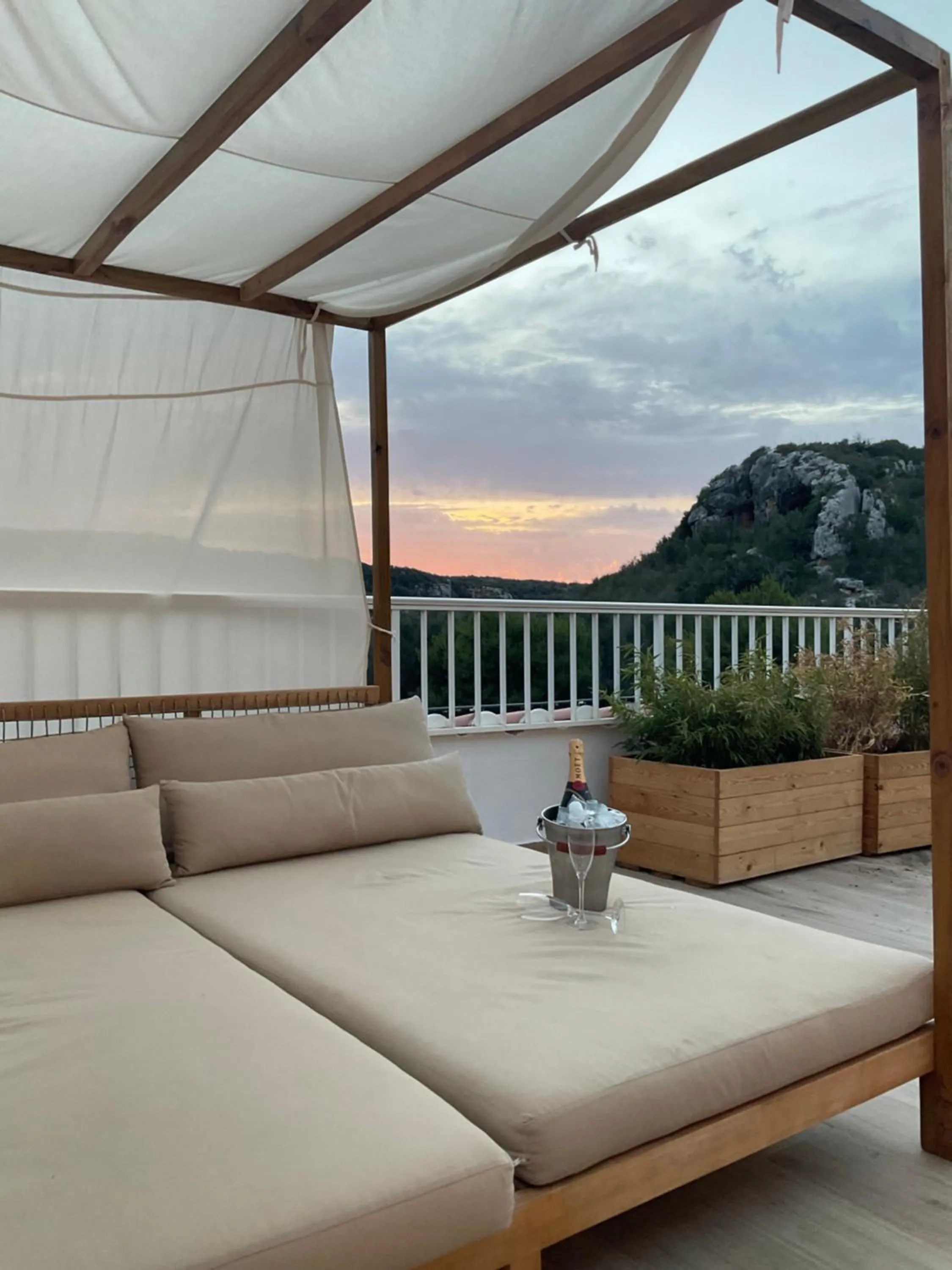 Swimming pool, Bed in Osprey Menorca Hotel