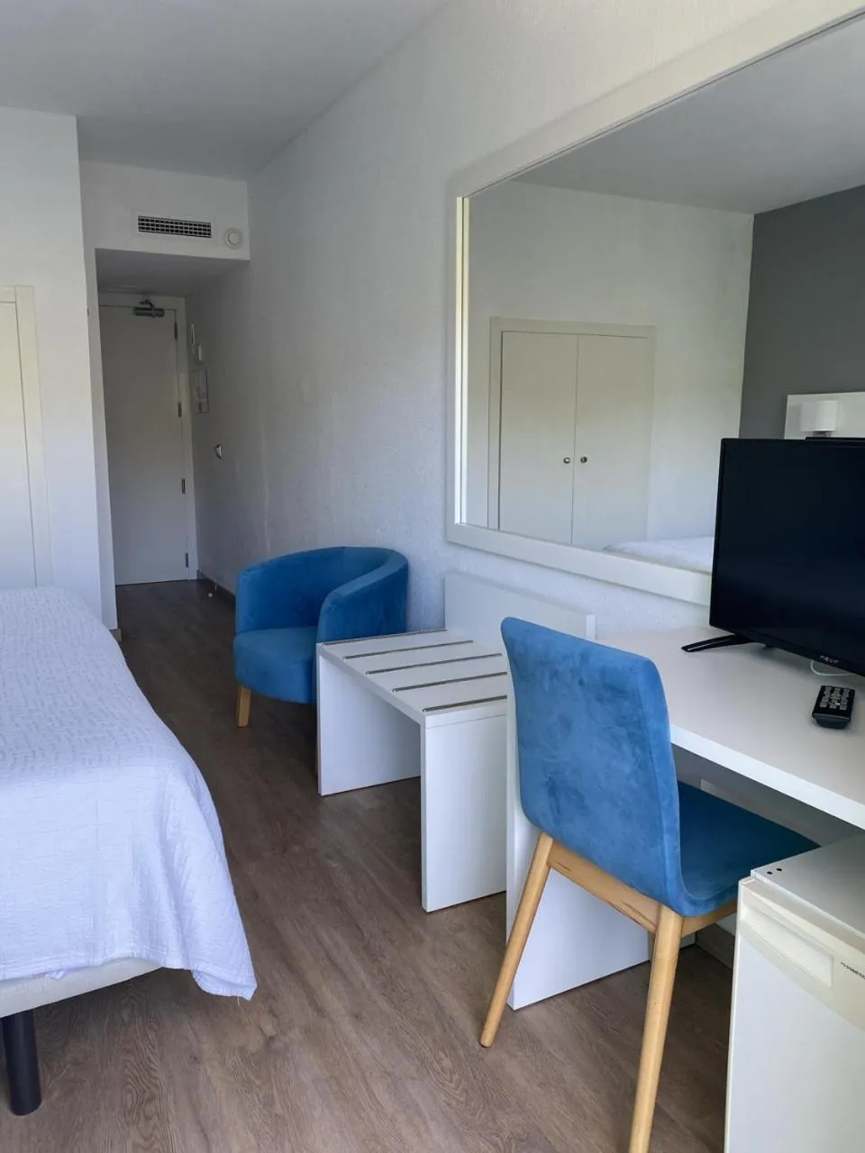 Photo of the whole room, Bed in Osprey Menorca Hotel