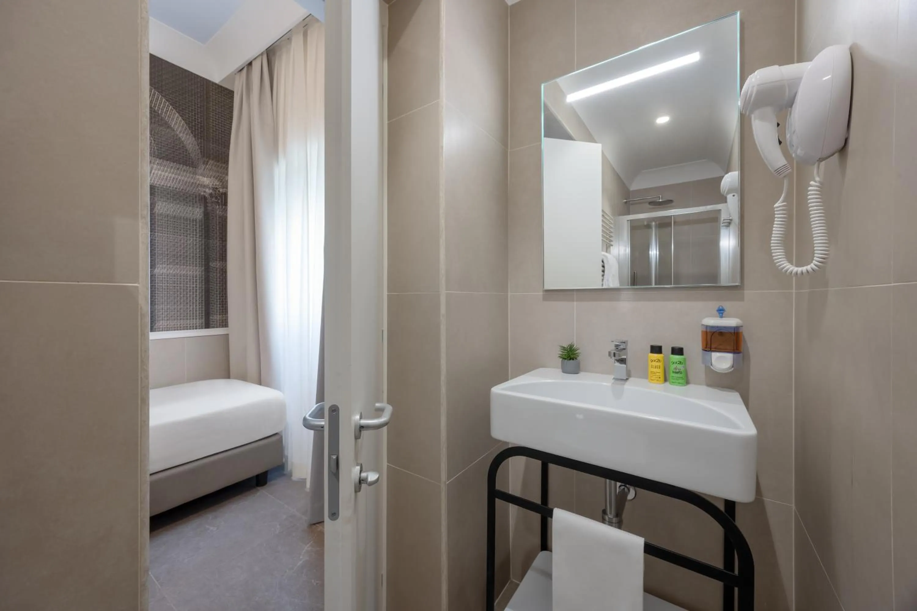 Bathroom, Bed in Hotel Astoria Garden