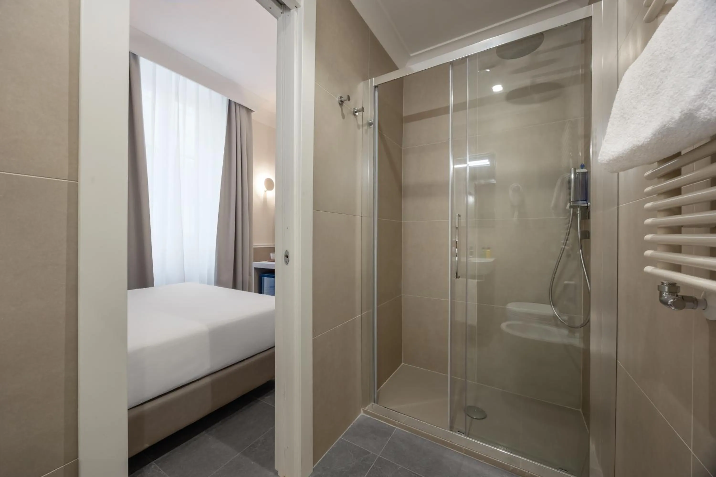 Bedroom, Bed in Hotel Astoria Garden