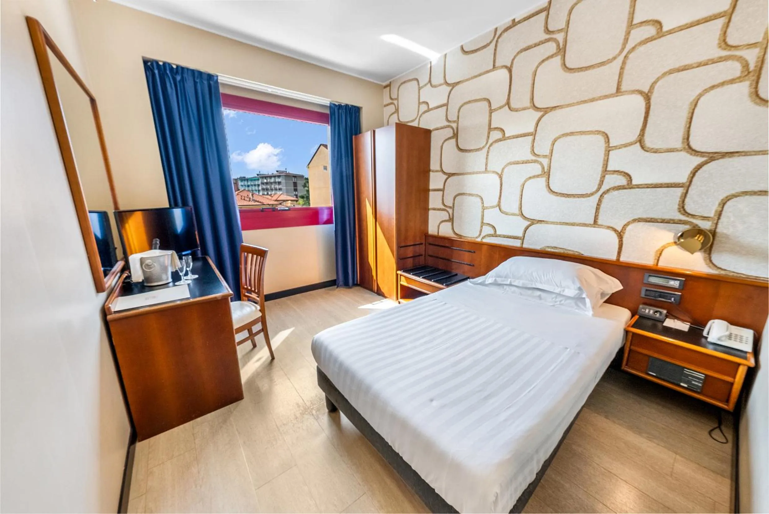 Bedroom, Bed in Abacus Hotel