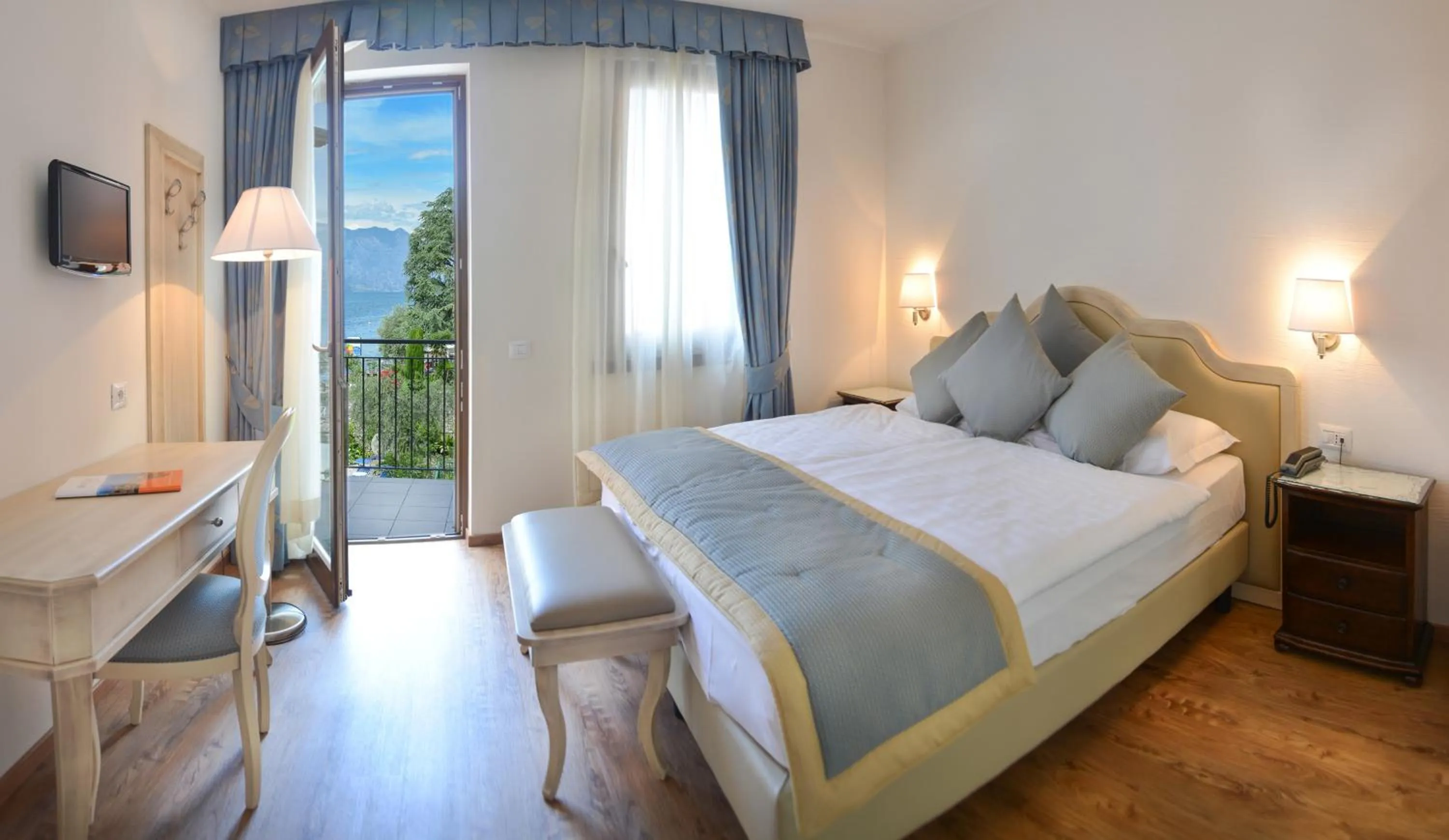 Photo of the whole room, Bed in Lake Front Hotel Brenzone