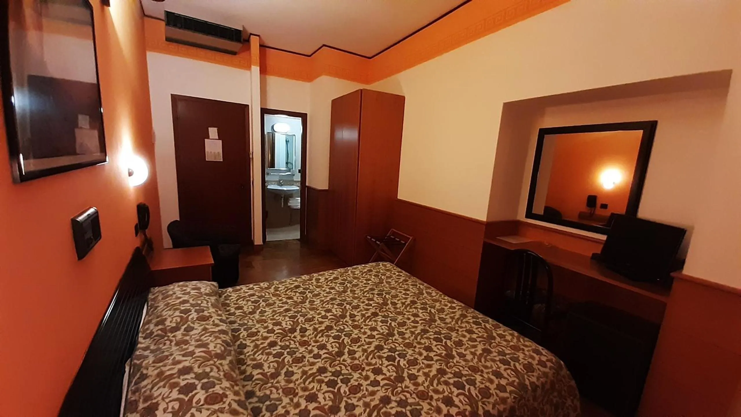 Photo of the whole room, Bed in Hotel Valentino Centro Storico