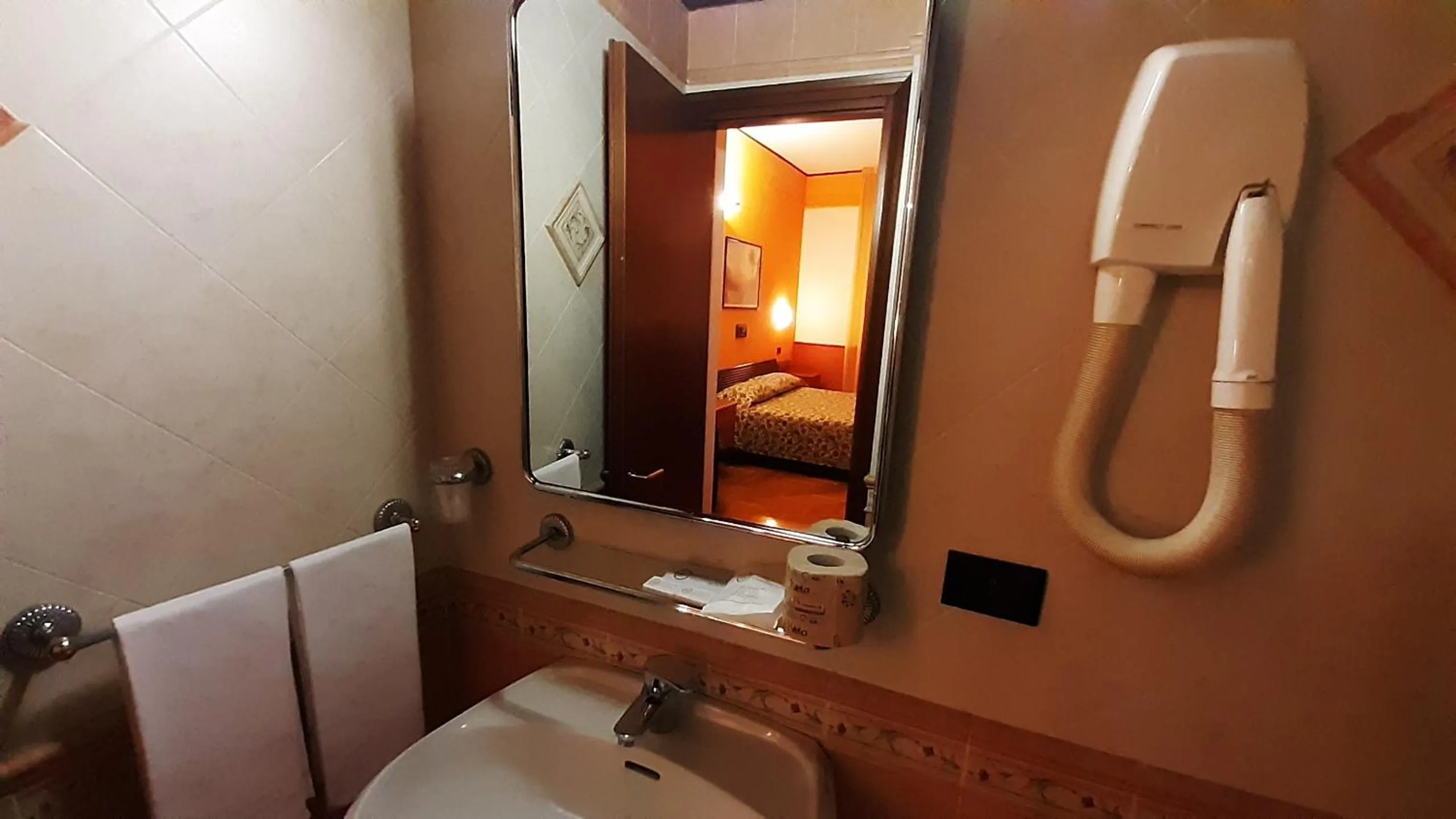 Bathroom in Hotel Valentino Centro Storico