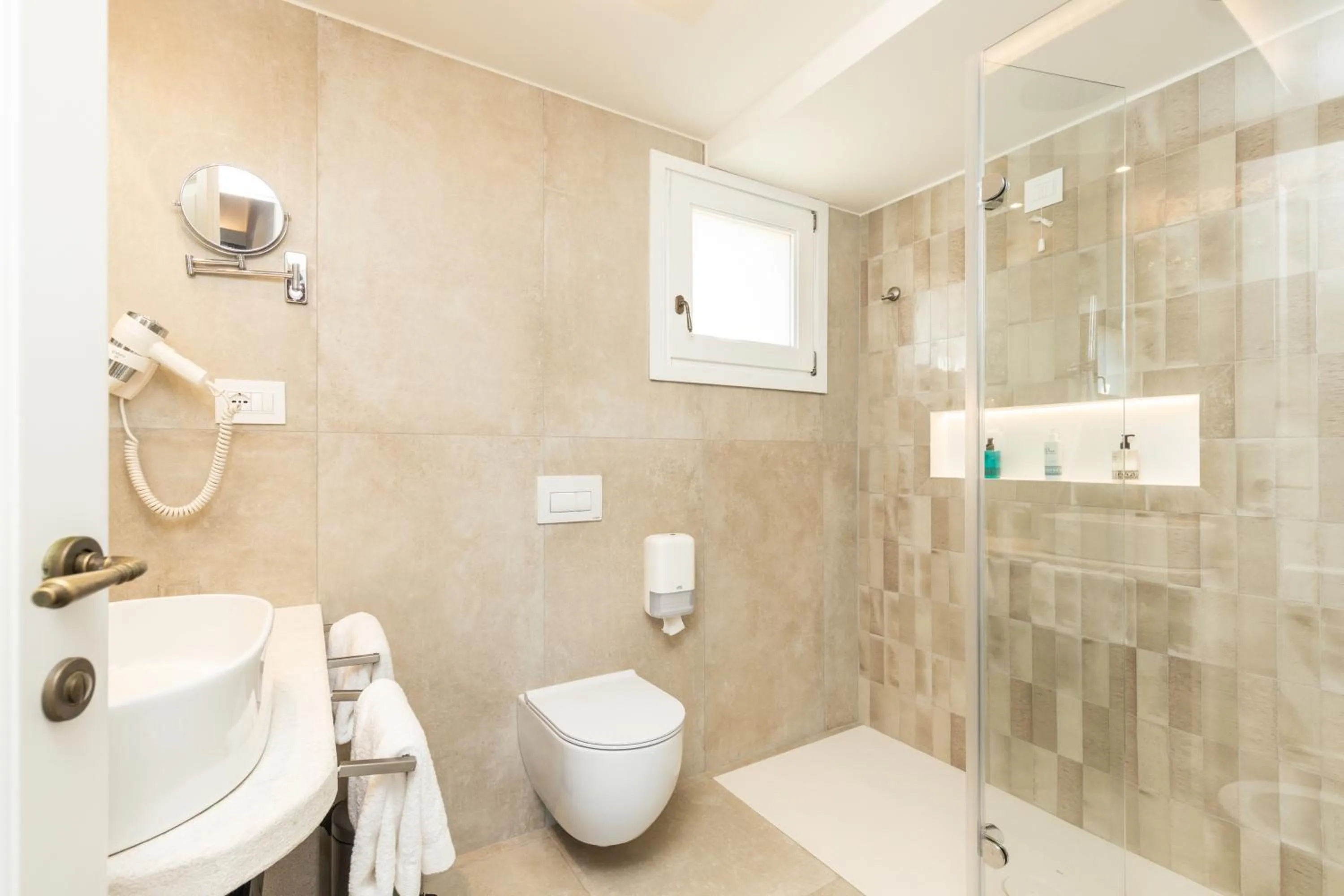 Shower in Hotel Club Saraceno - Bovis Hotels