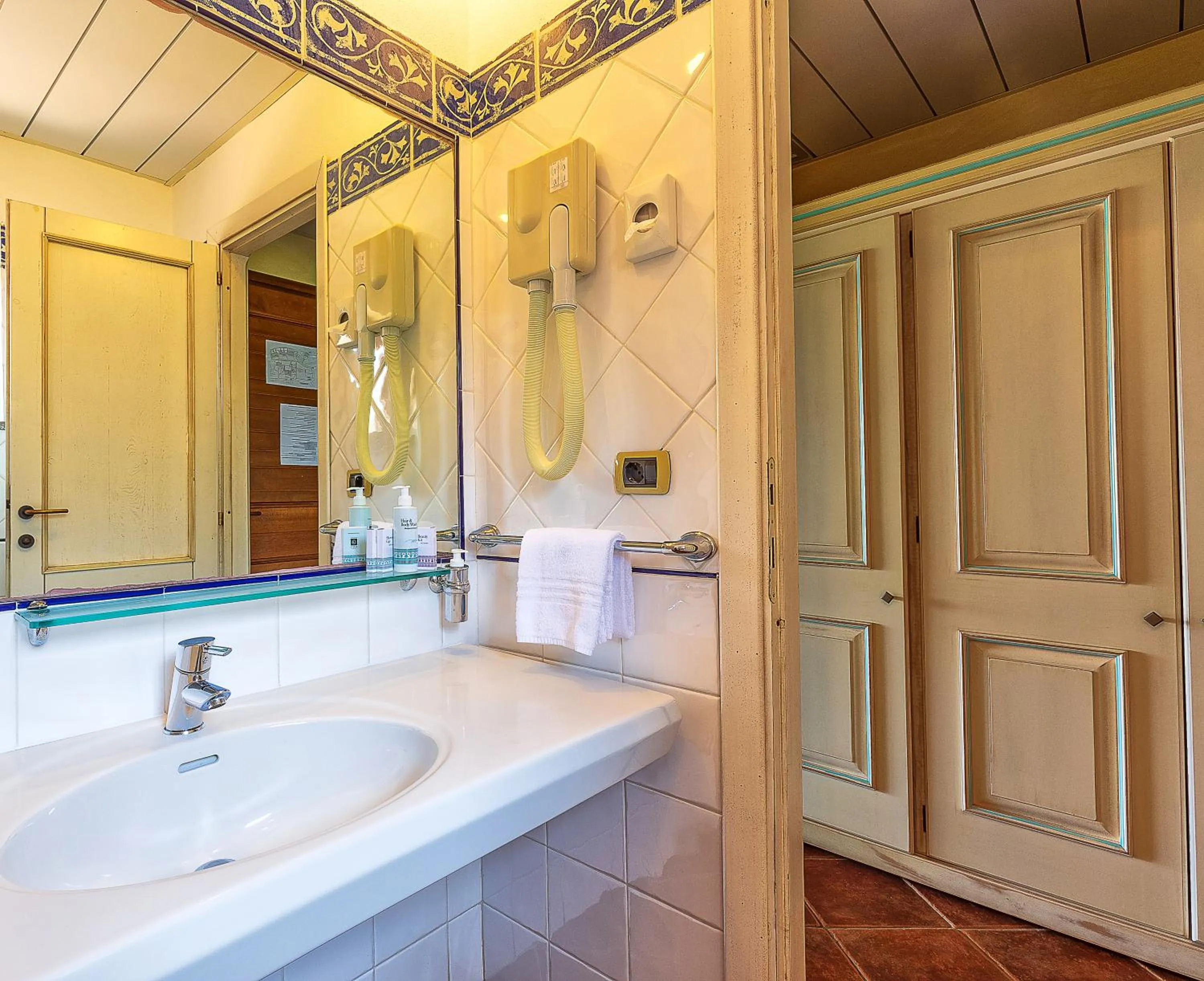 Bathroom in Hotel Club Saraceno - Bovis Hotels