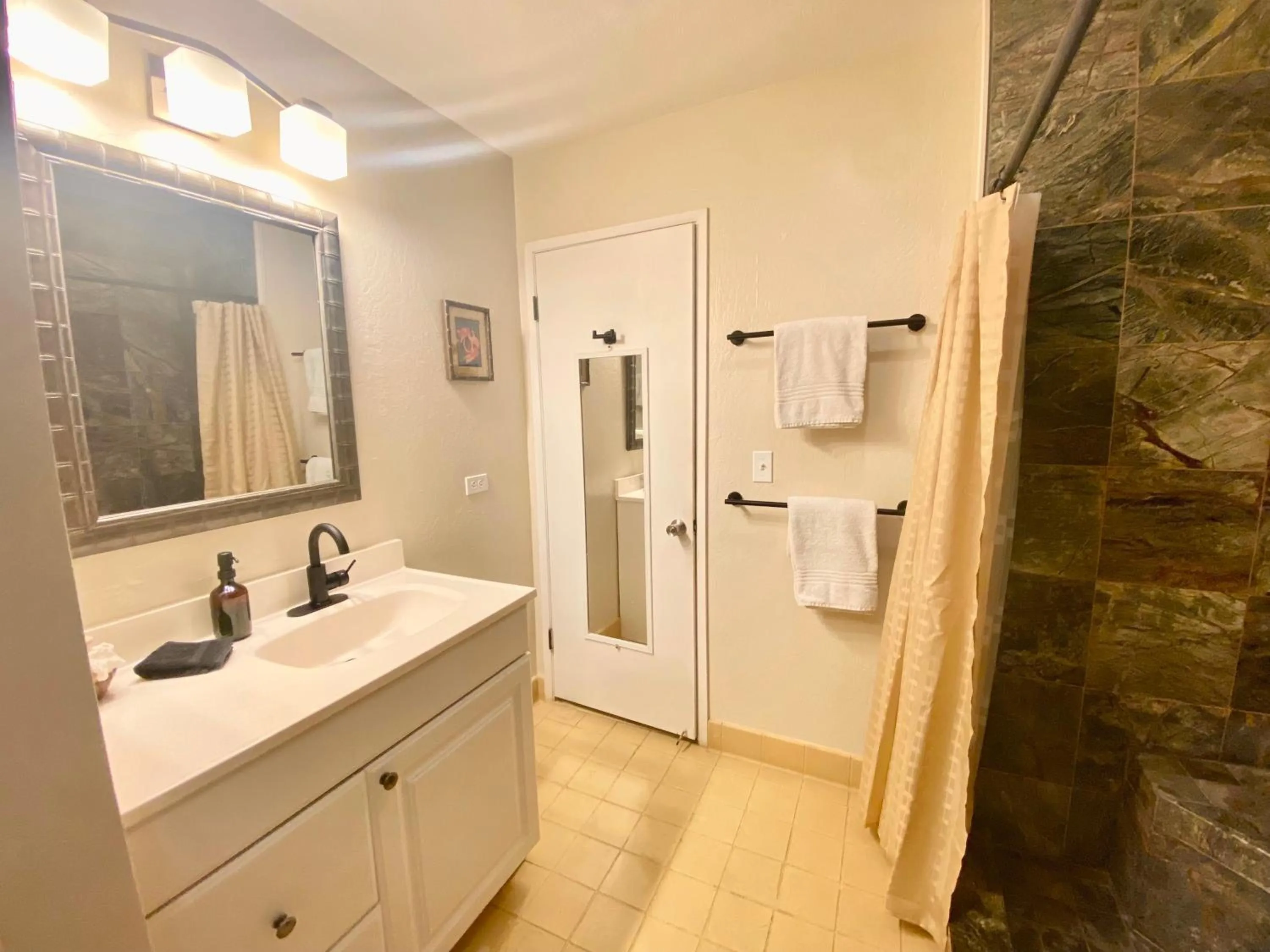 Bathroom in Black Sands Beach Condo with Full Kitchen