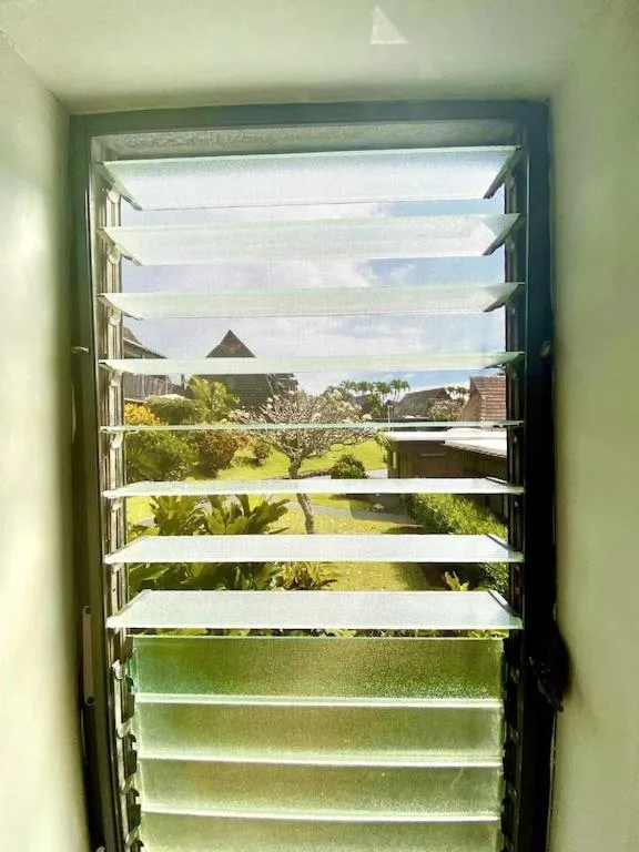 Facade/entrance in Black Sands Beach Condo with Full Kitchen