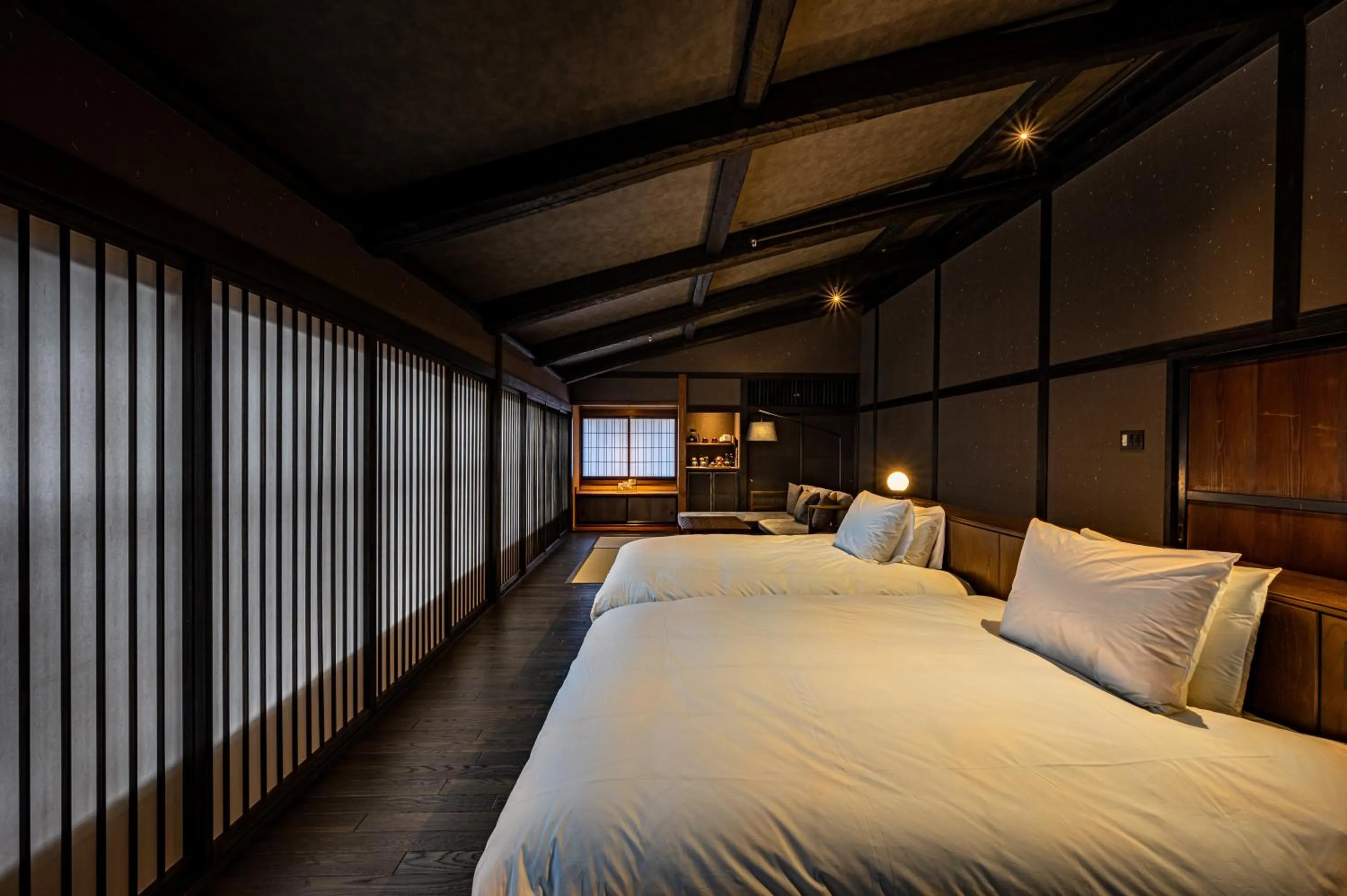 Photo of the whole room, Bed in BYAKU Narai