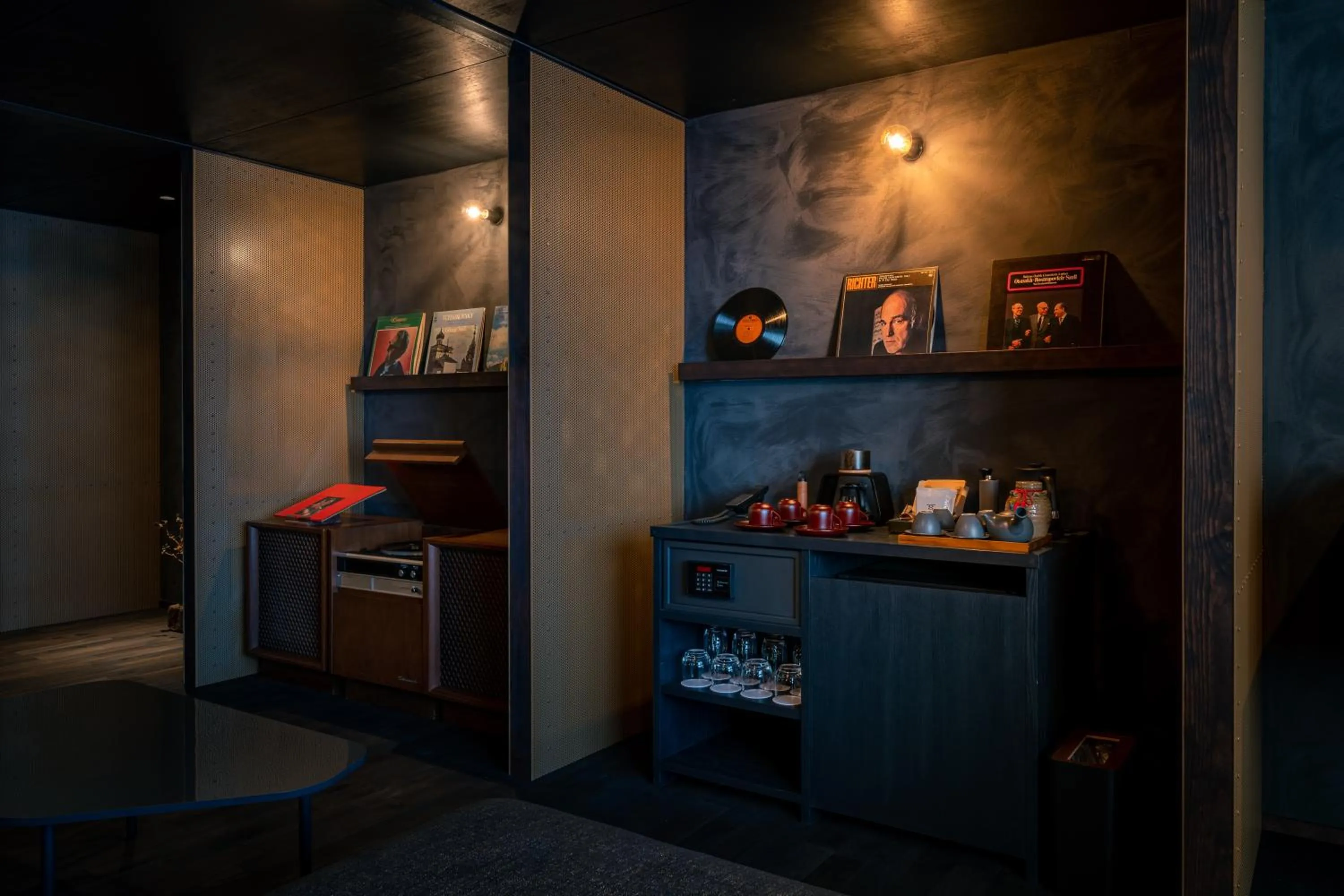 Photo of the whole room in BYAKU Narai