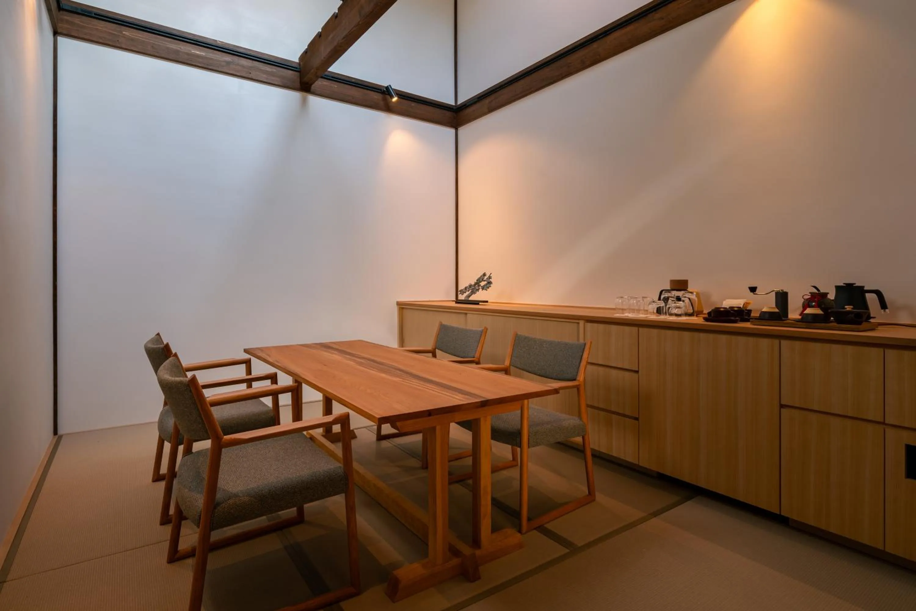 Dining area in BYAKU Narai