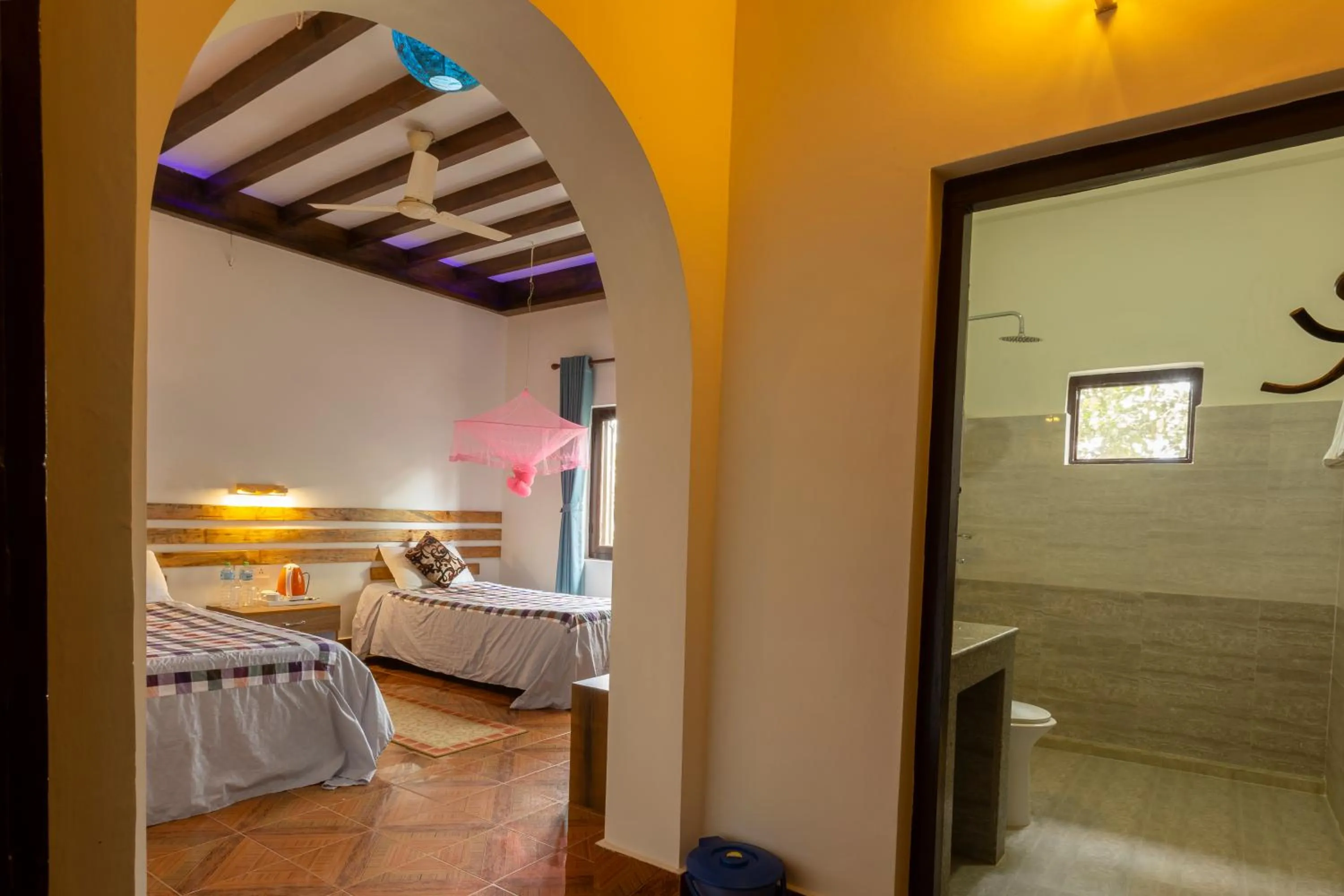 Bathroom, Bed in Hotel Parkside