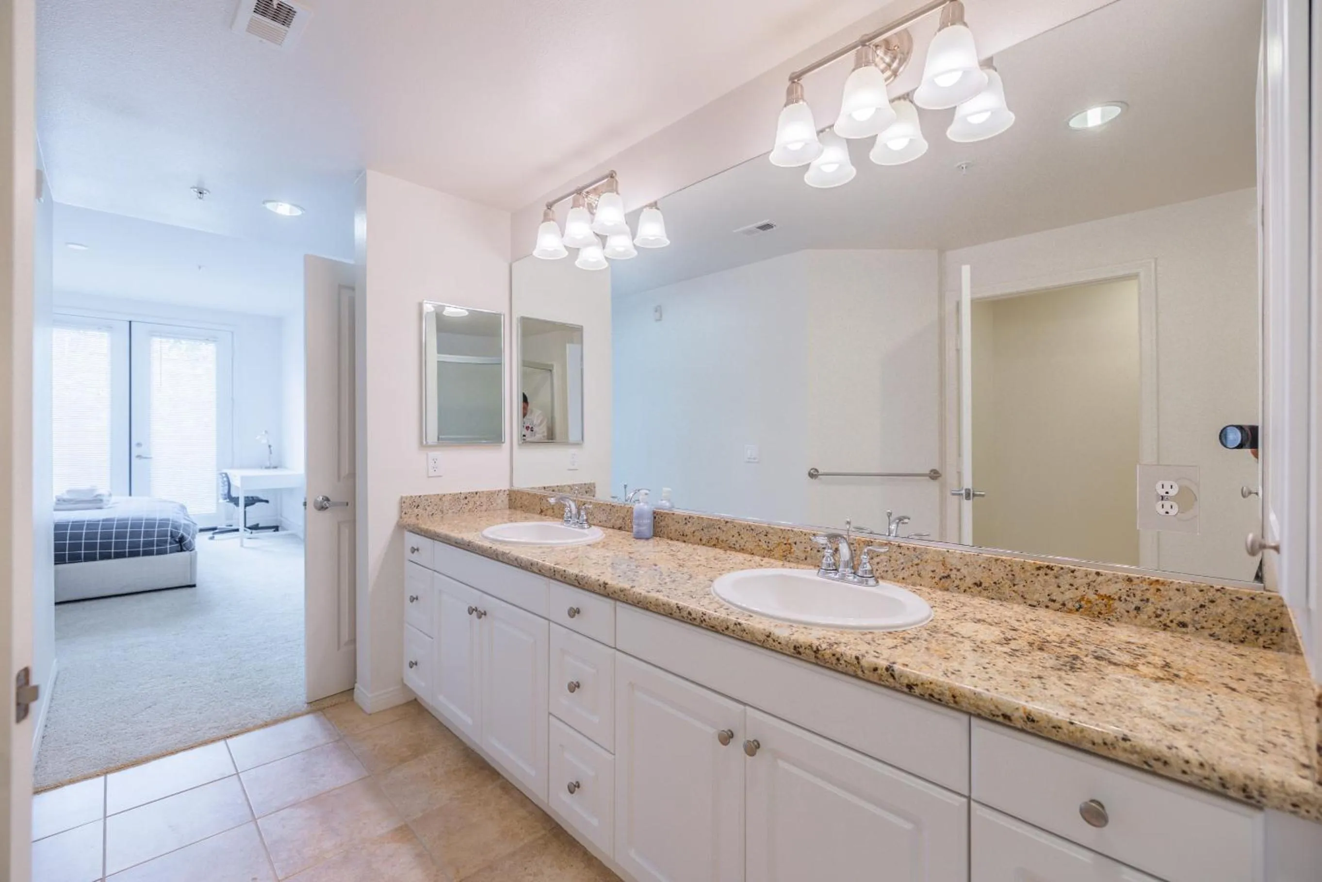 Luxury Irvine Spectrum 2 bedrooms 2 Bathrooms Kitchen pool Apartment