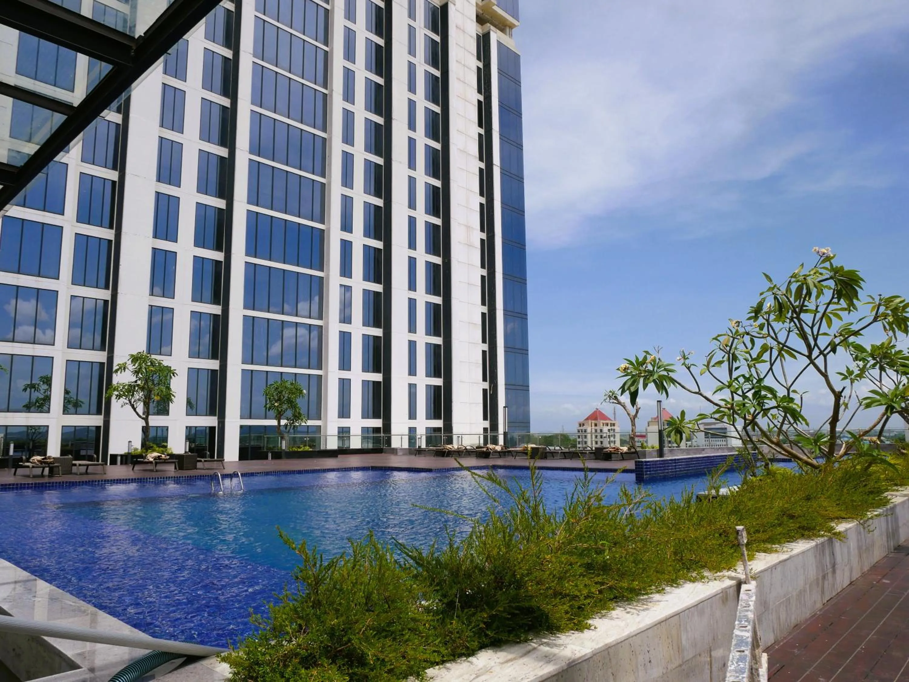 Swimming pool in Meisterstadt Pollux Habibie