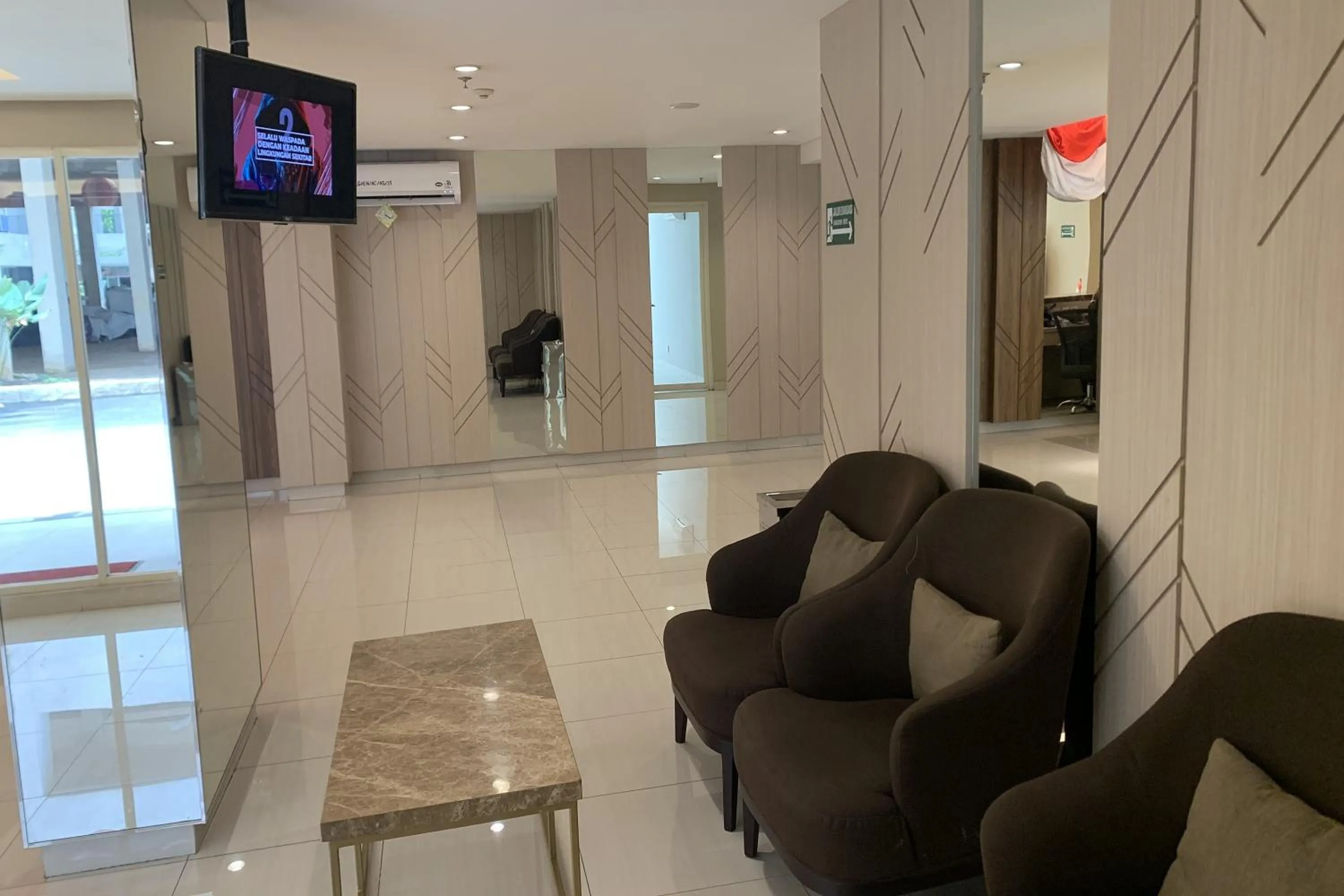 Communal lounge/ TV room in Velito at Podomoro Golf View Apartment