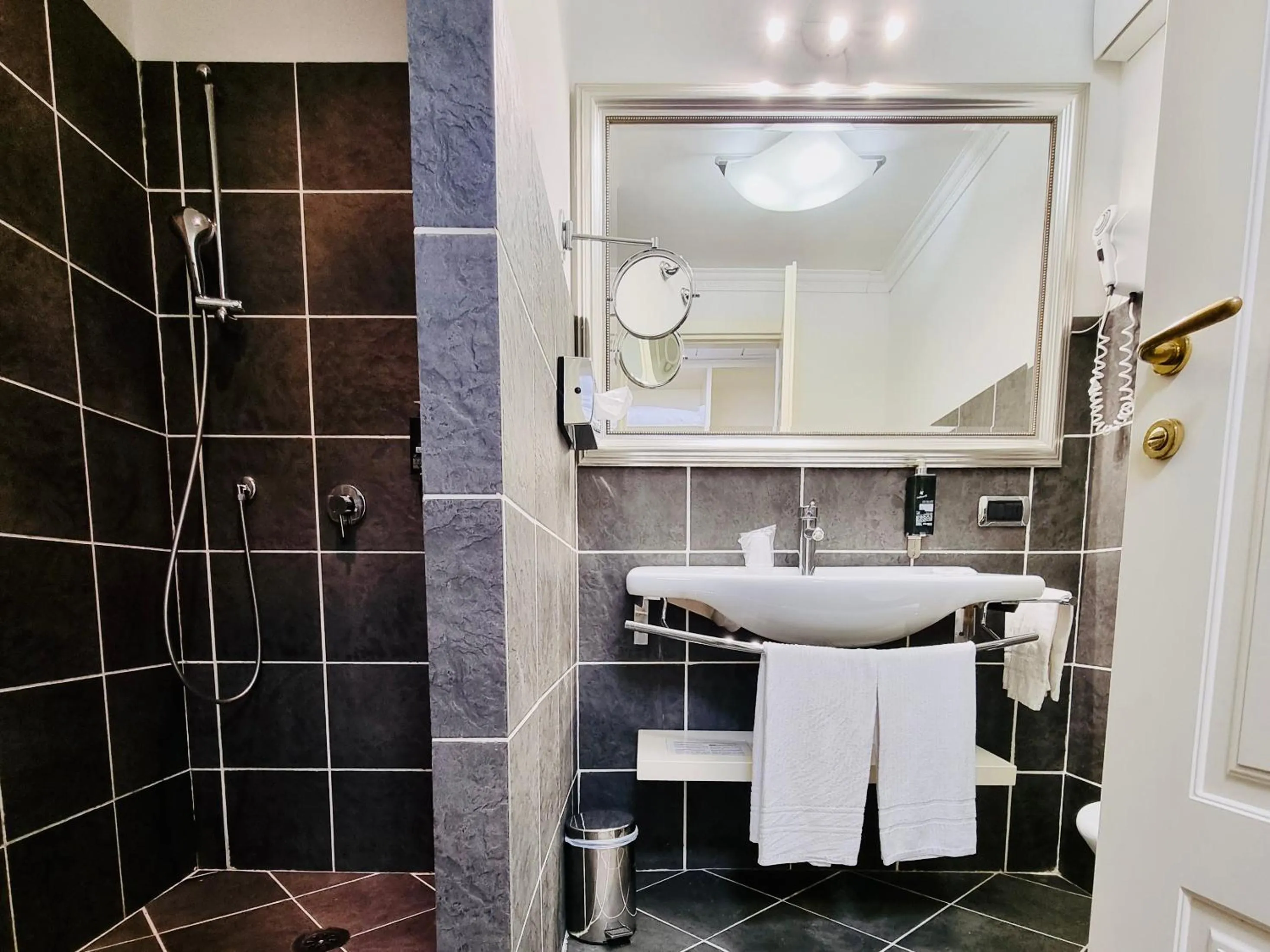 Bathroom in Hotel Canali - Le Cinque Terre