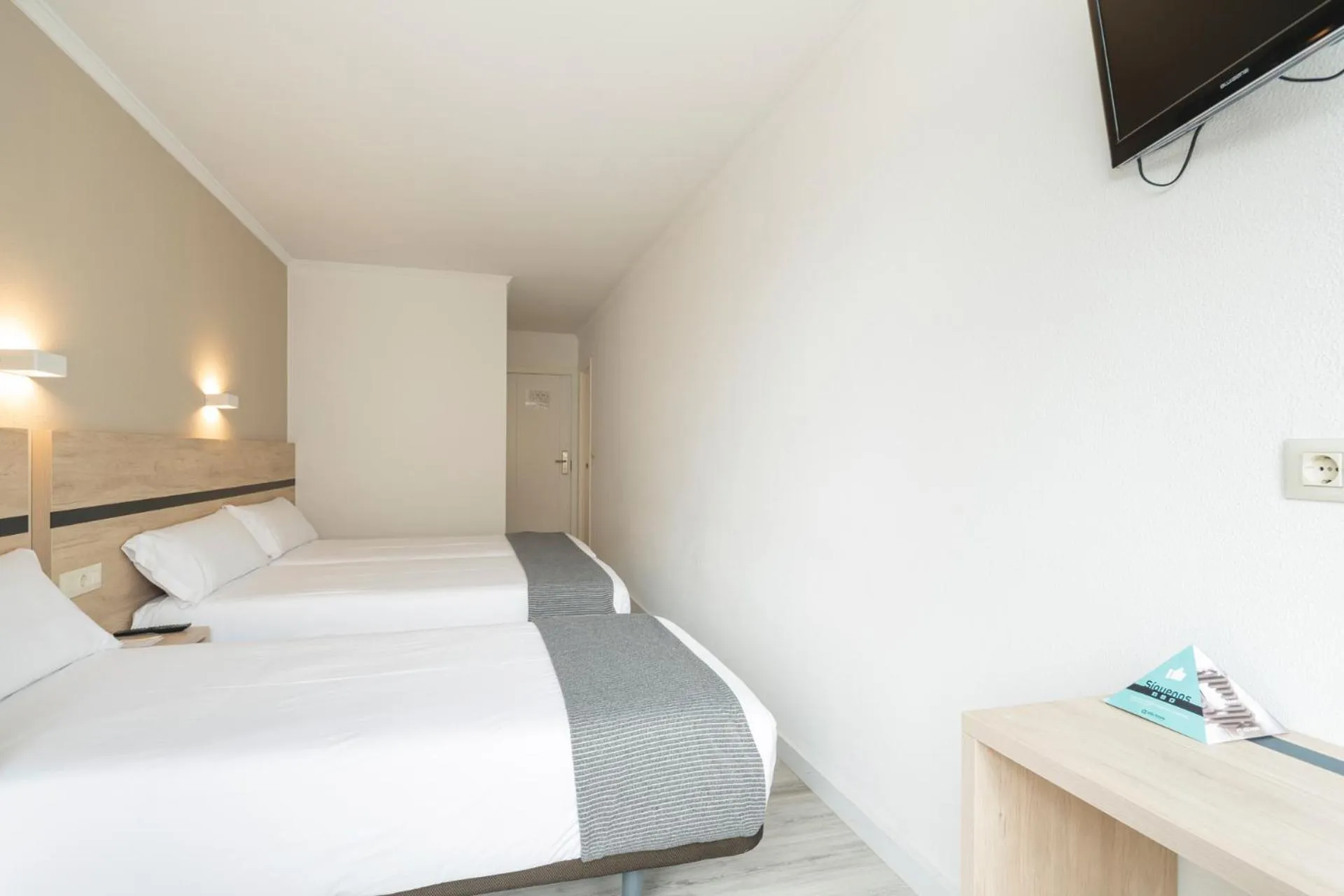 Photo of the whole room, Bed in Hotel Alda Camiño Inglés