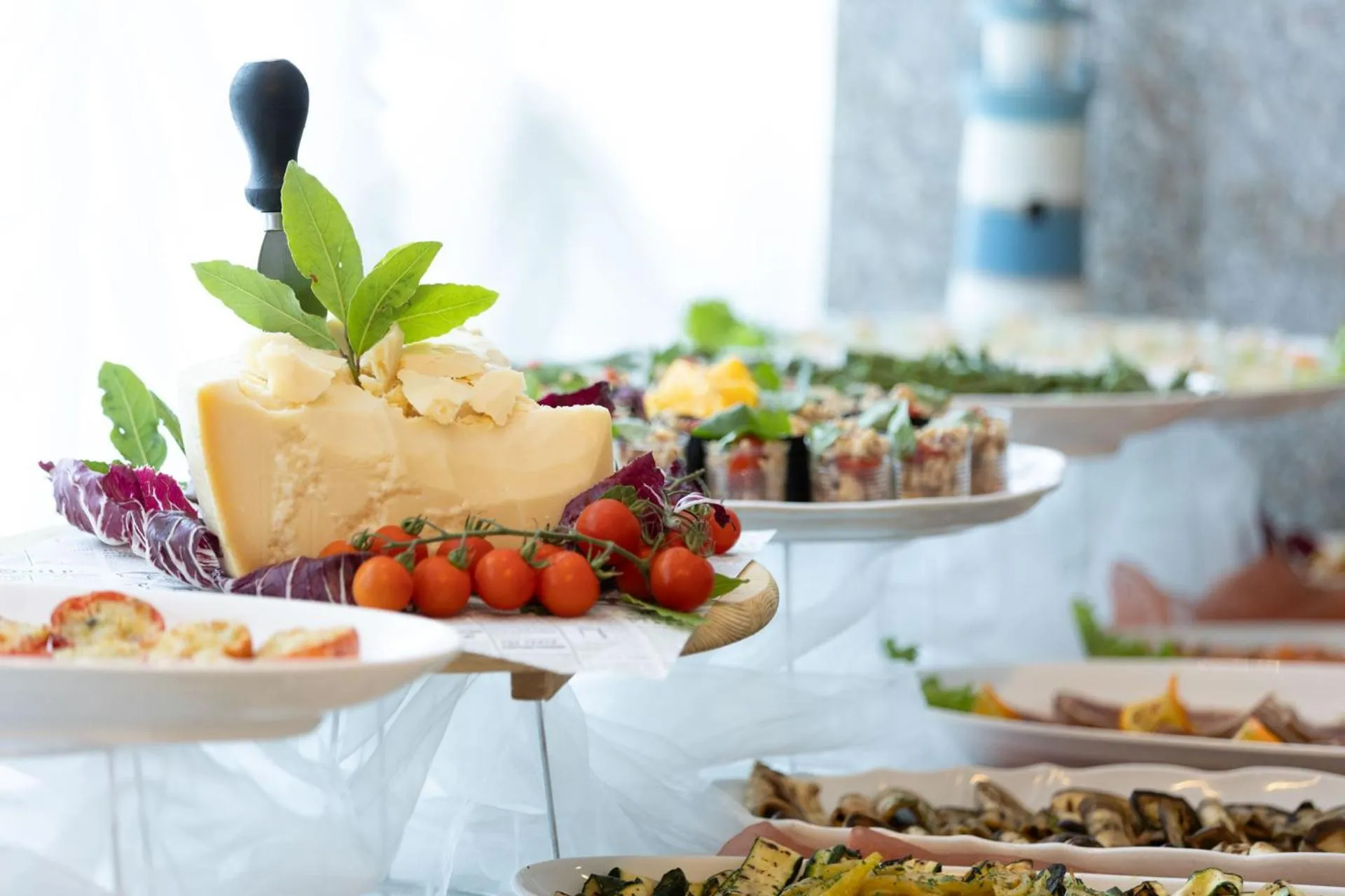 Restaurant/places to eat in Hotel Poker