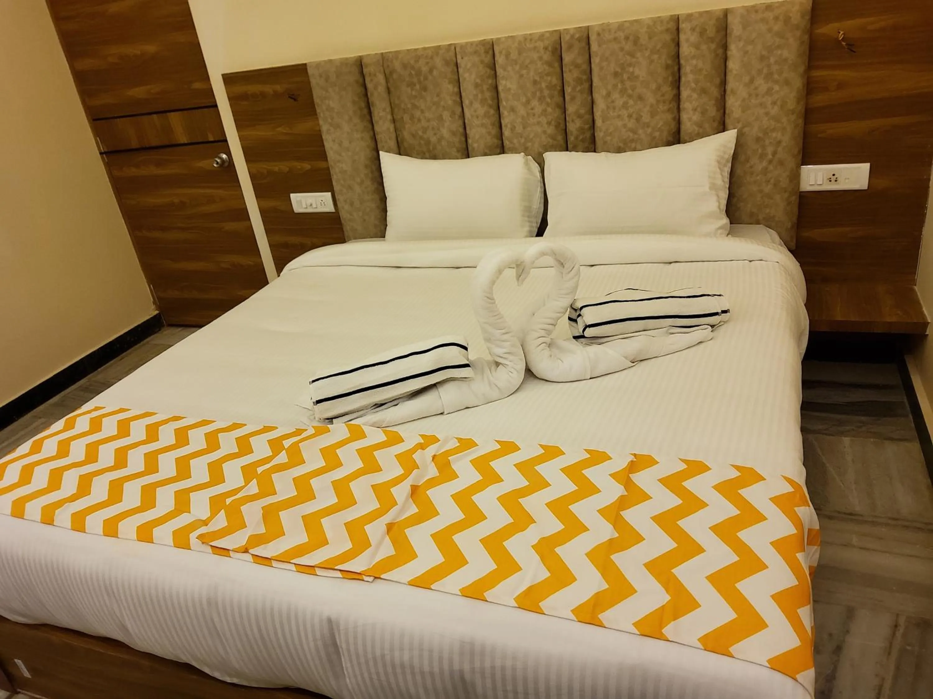 Bed in GT Grande Hotel-Near US Consulate