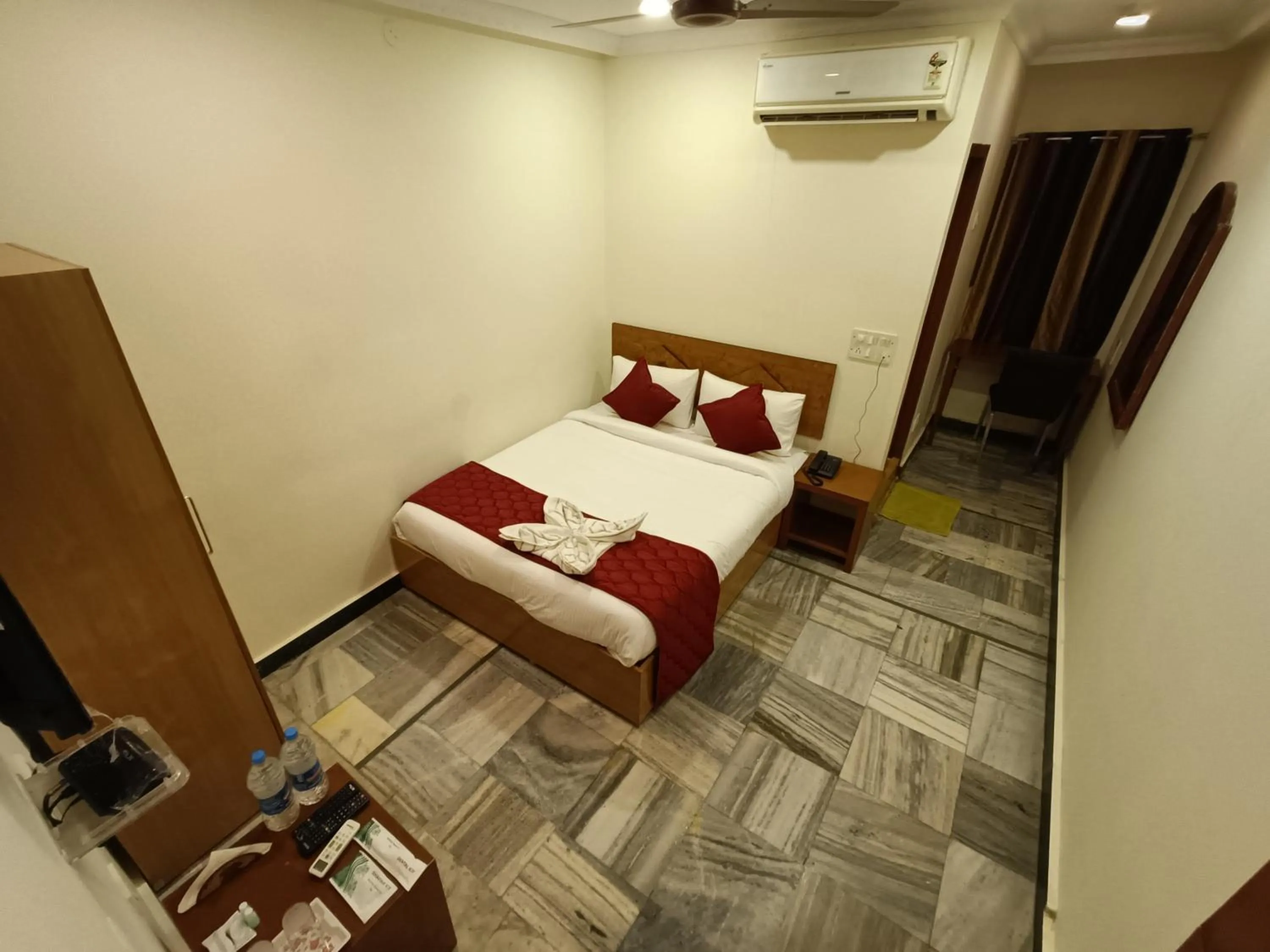 Bed in GT Grande Hotel-Near US Consulate