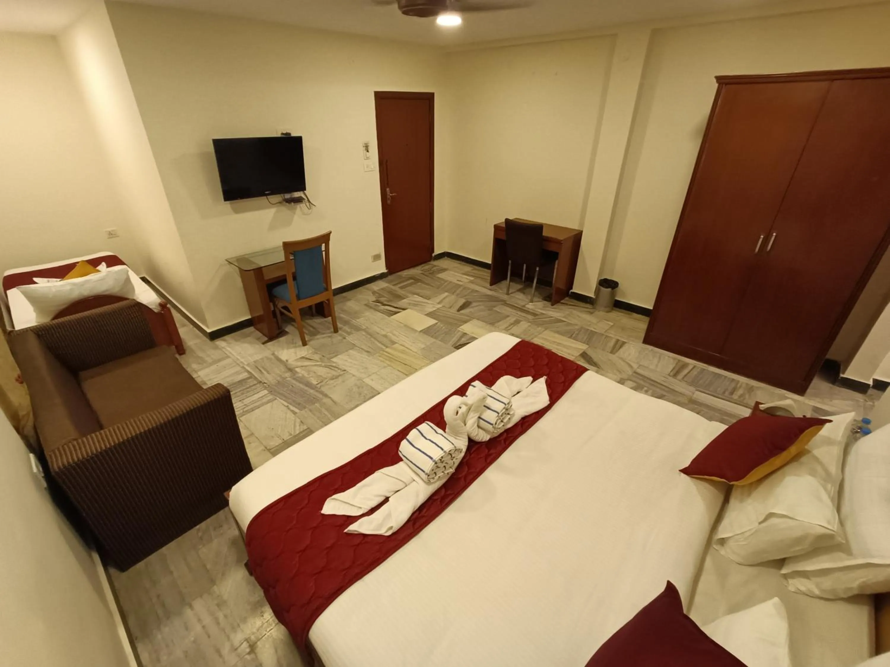 Bed in GT Grande Hotel-Near US Consulate