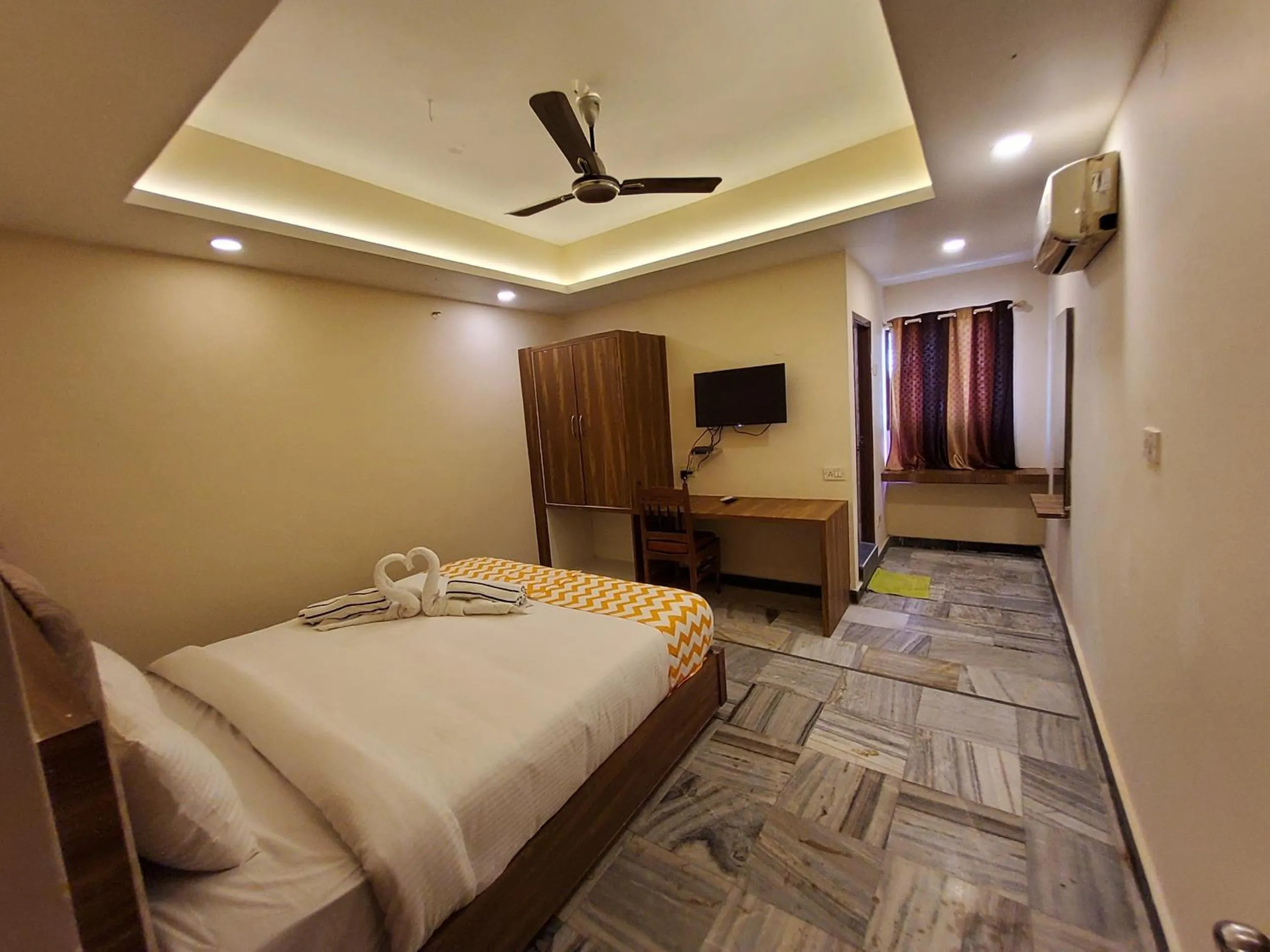 Bed in GT Grande Hotel-Near US Consulate