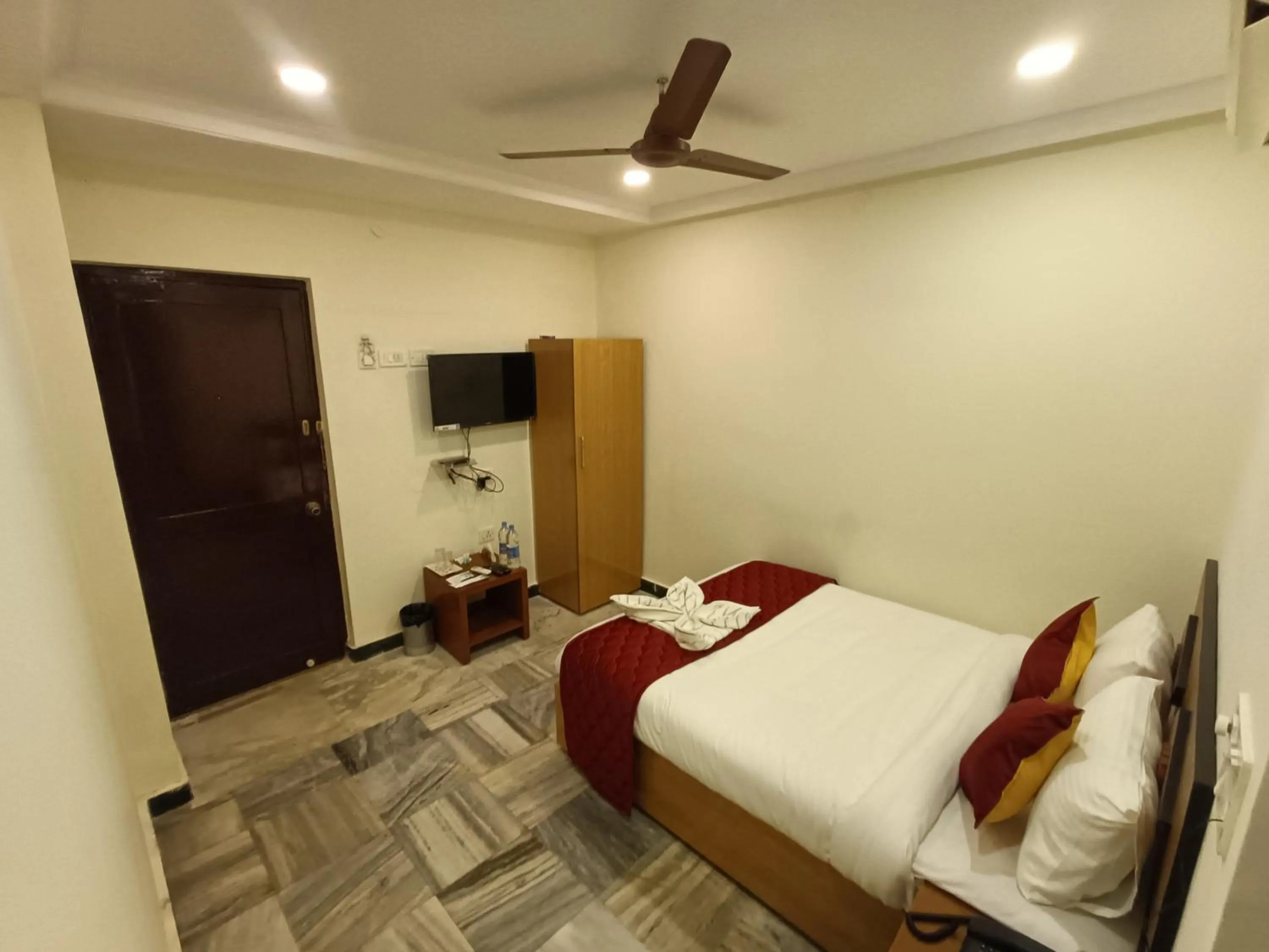 Bed in GT Grande Hotel-Near US Consulate