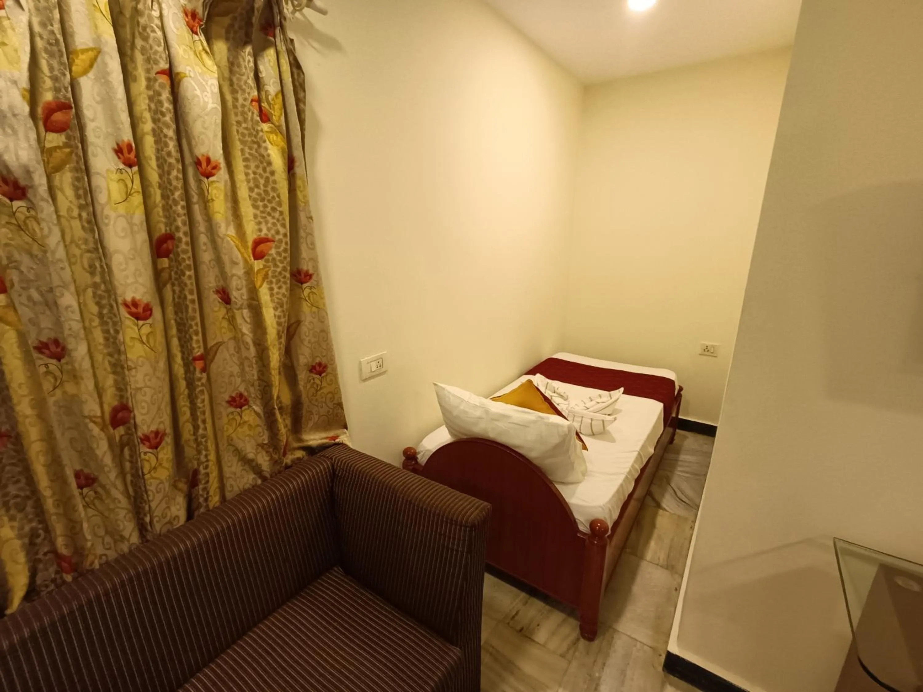 Bed in GT Grande Hotel-Near US Consulate