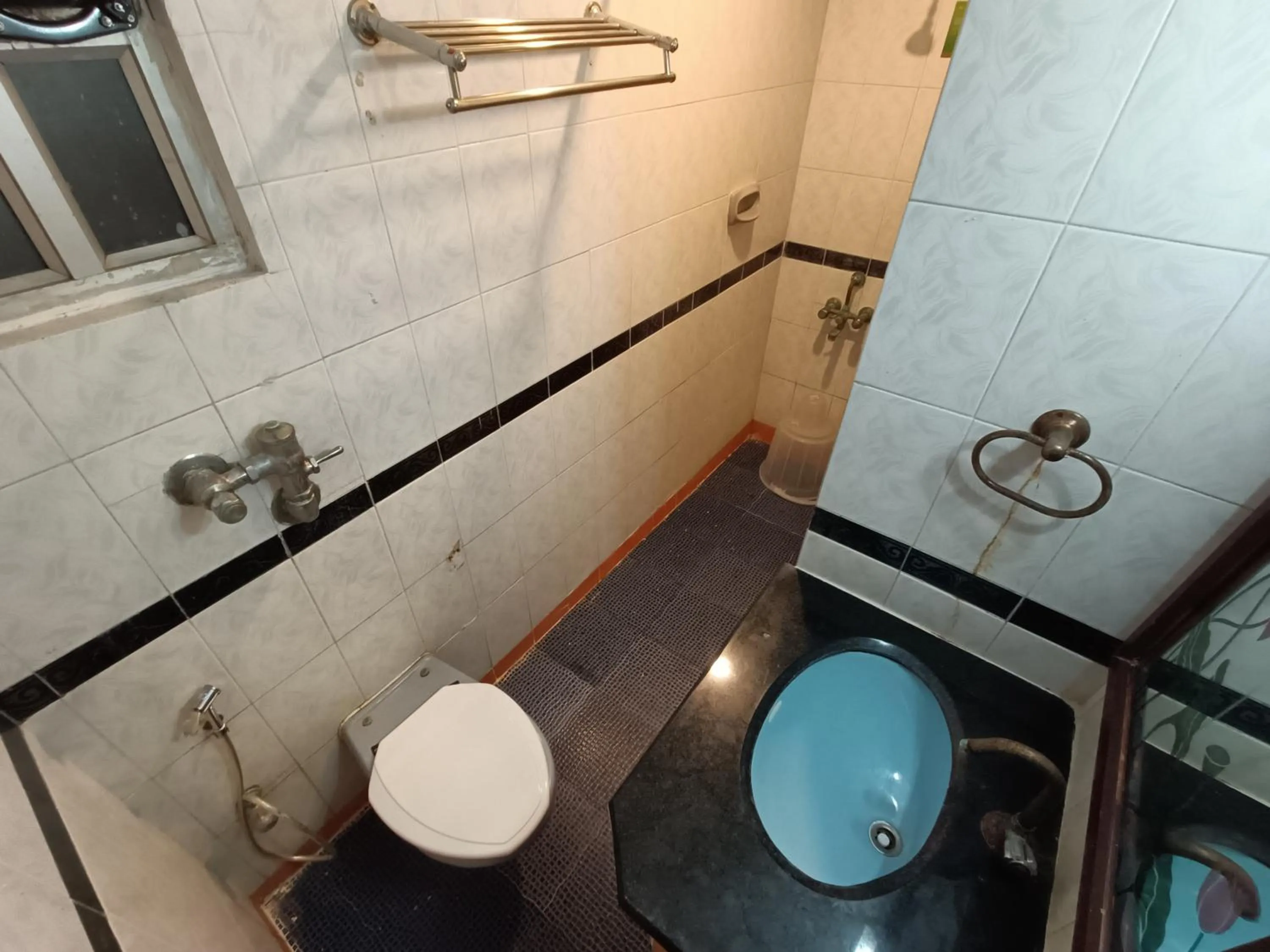 Toilet in GT Grande Hotel-Near US Consulate