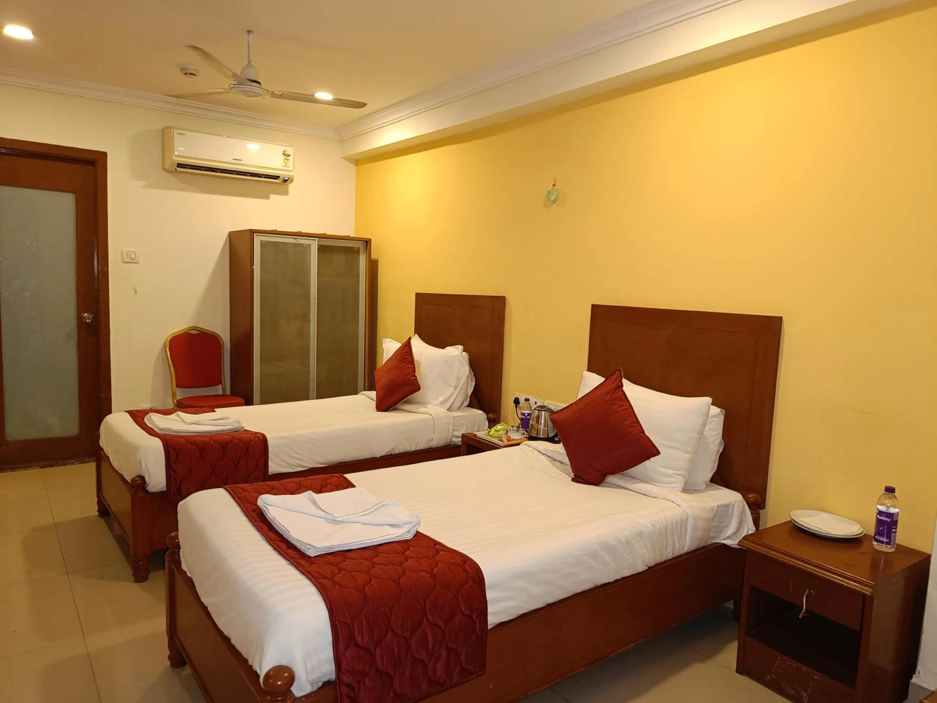 Bed in GT Grande Hotel-Near US Consulate