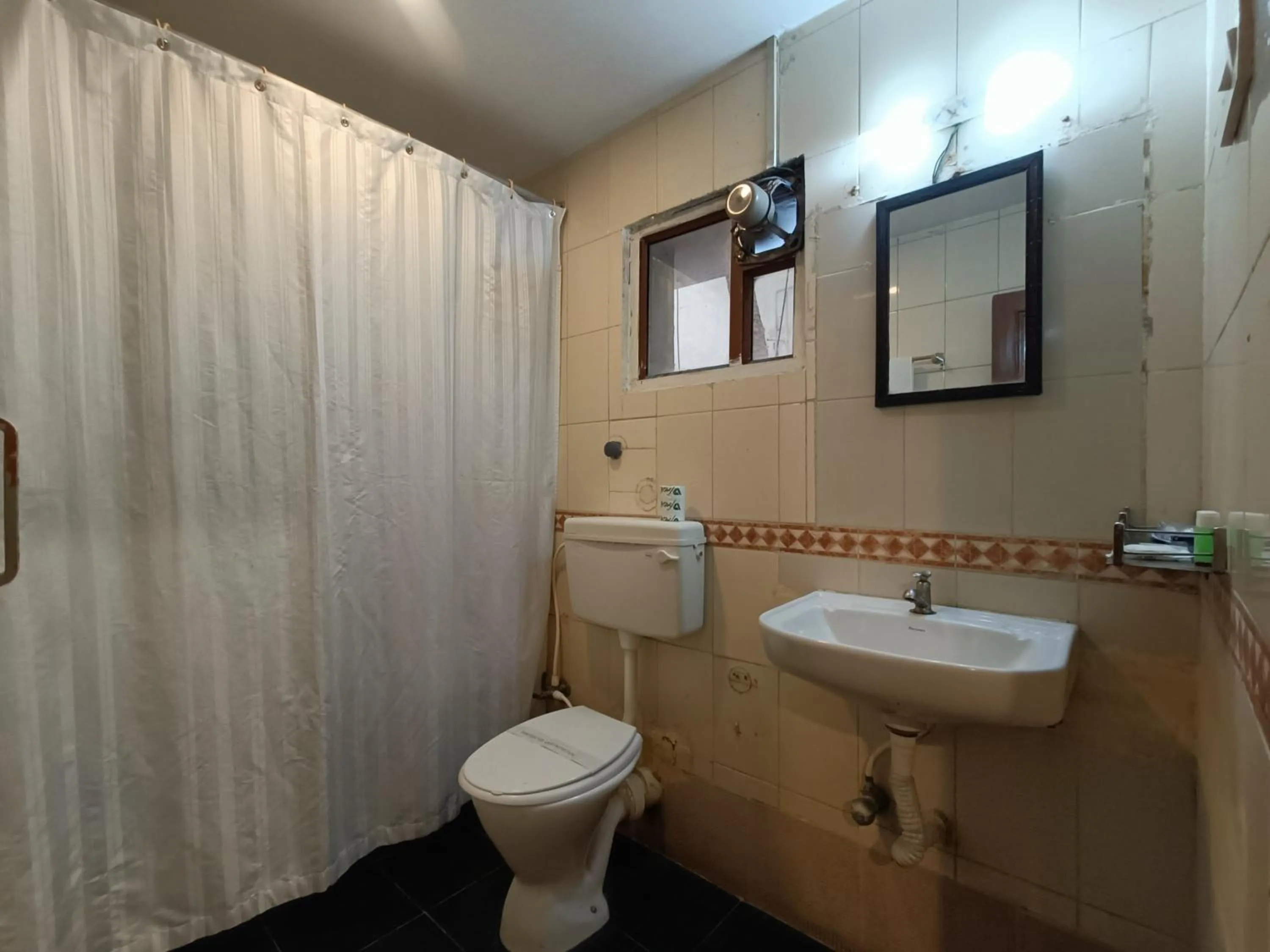 Toilet in GT Grande Hotel-Near US Consulate