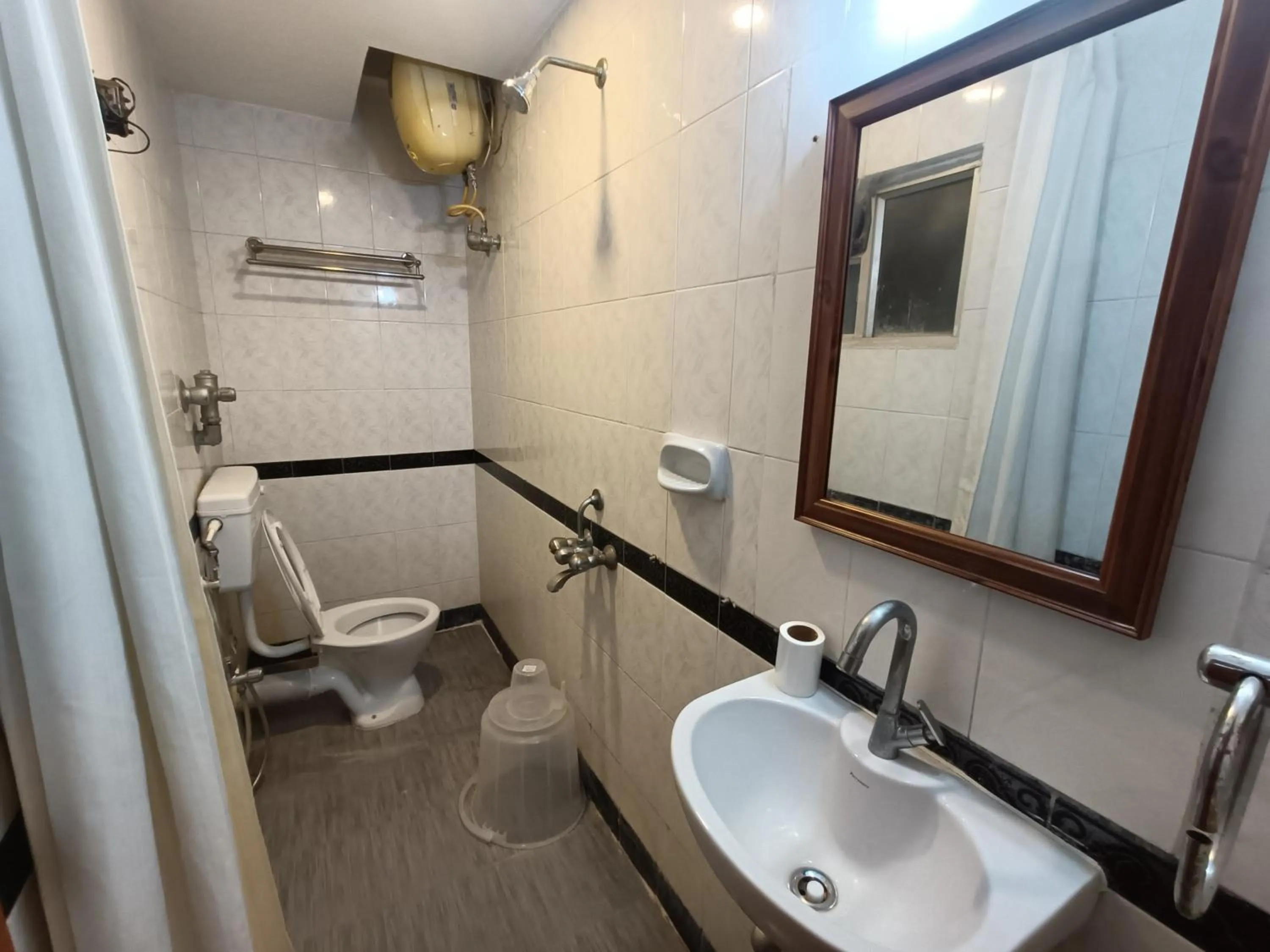 Toilet in GT Grande Hotel-Near US Consulate