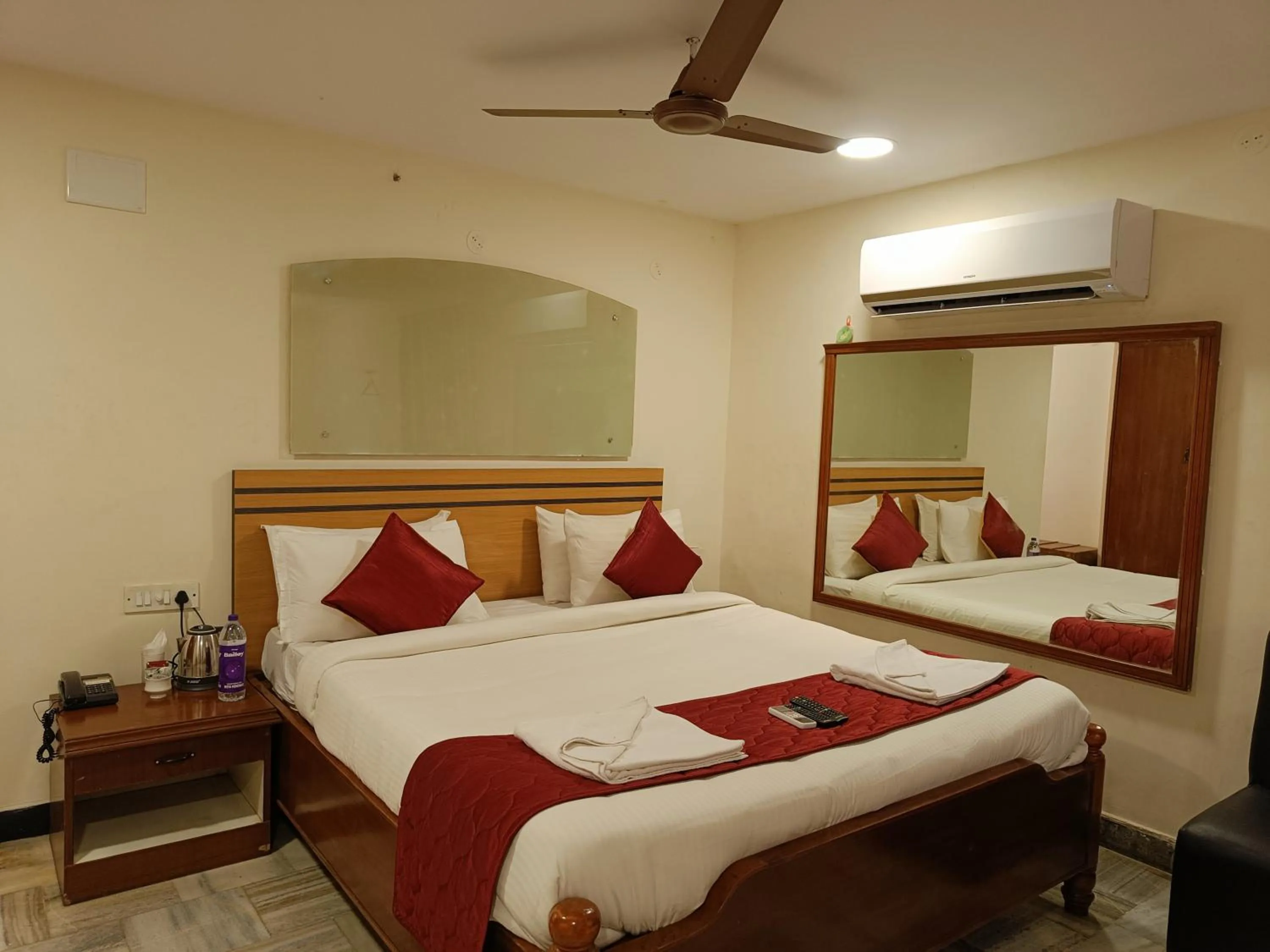 Bed in GT Grande Hotel-Near US Consulate