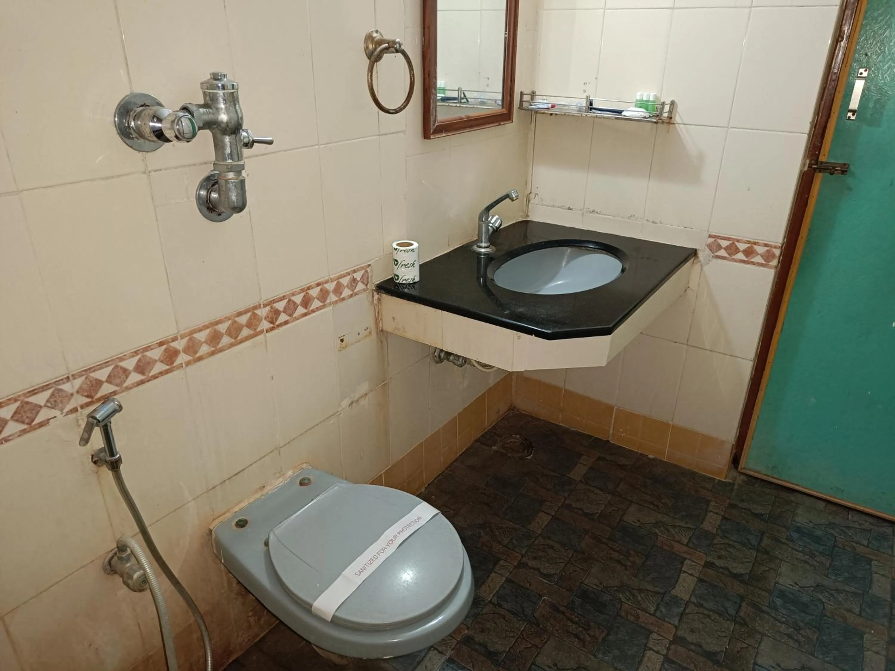 Toilet in GT Grande Hotel-Near US Consulate