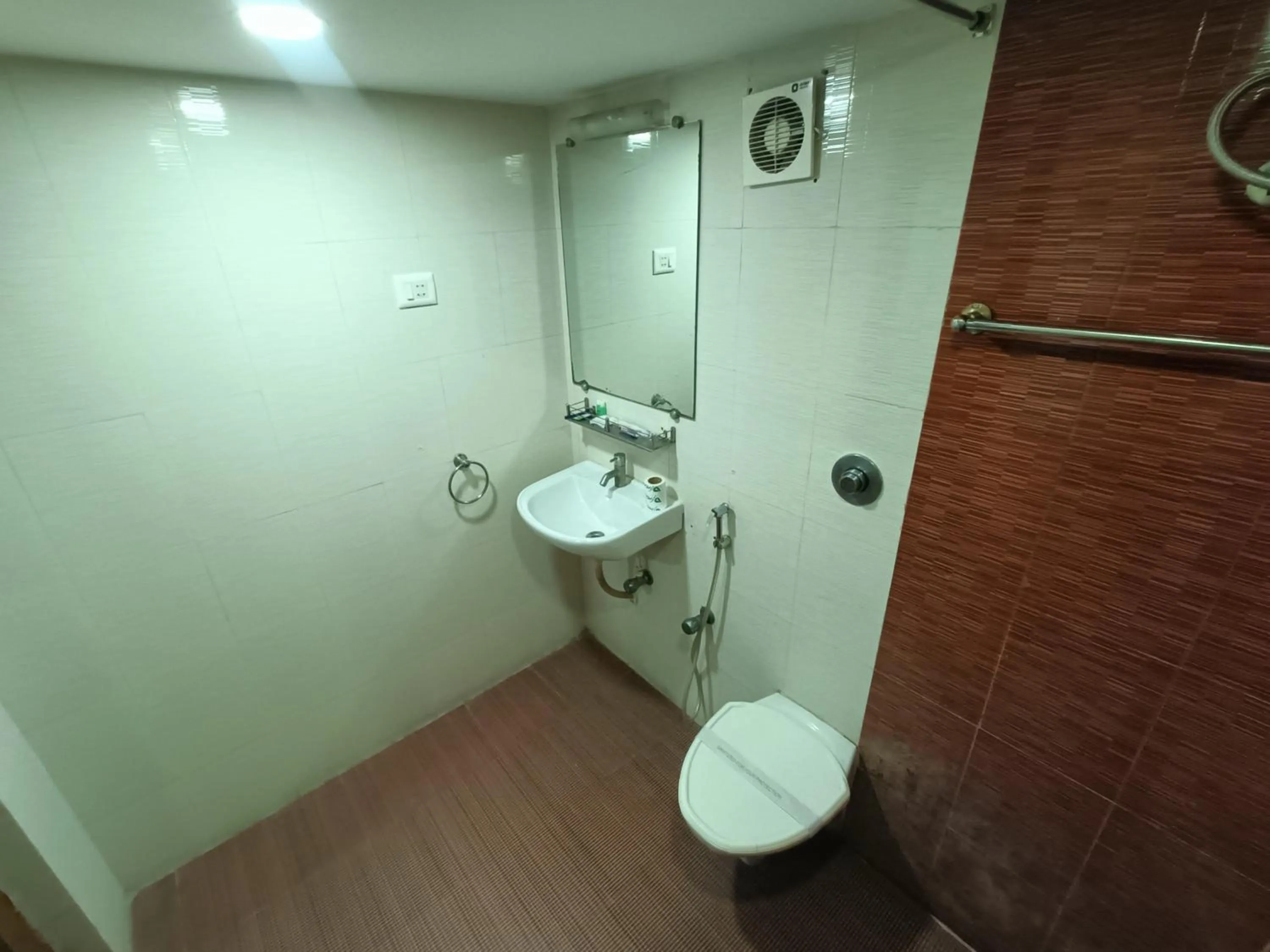 Toilet in GT Grande Hotel-Near US Consulate