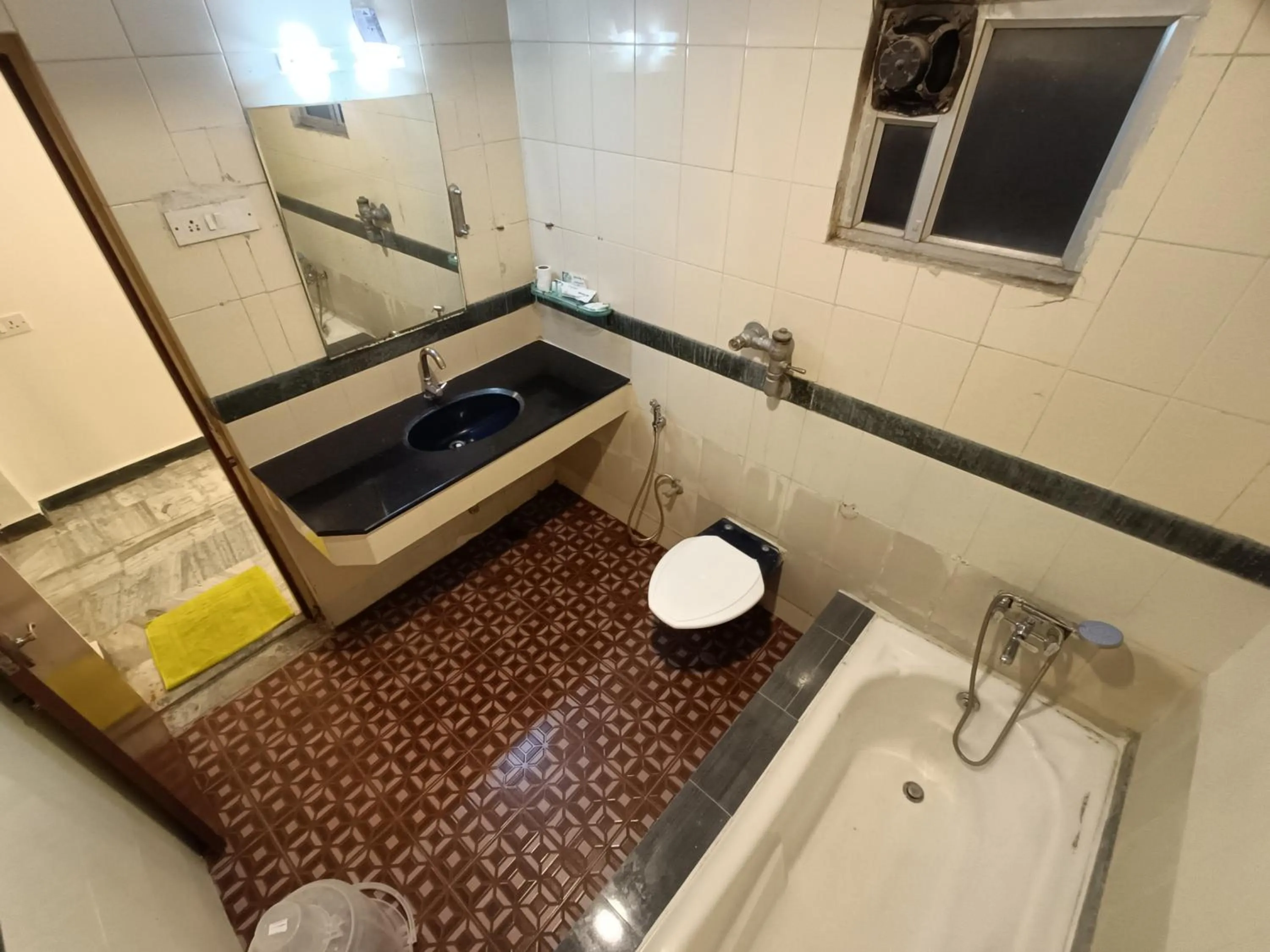 Toilet in GT Grande Hotel-Near US Consulate