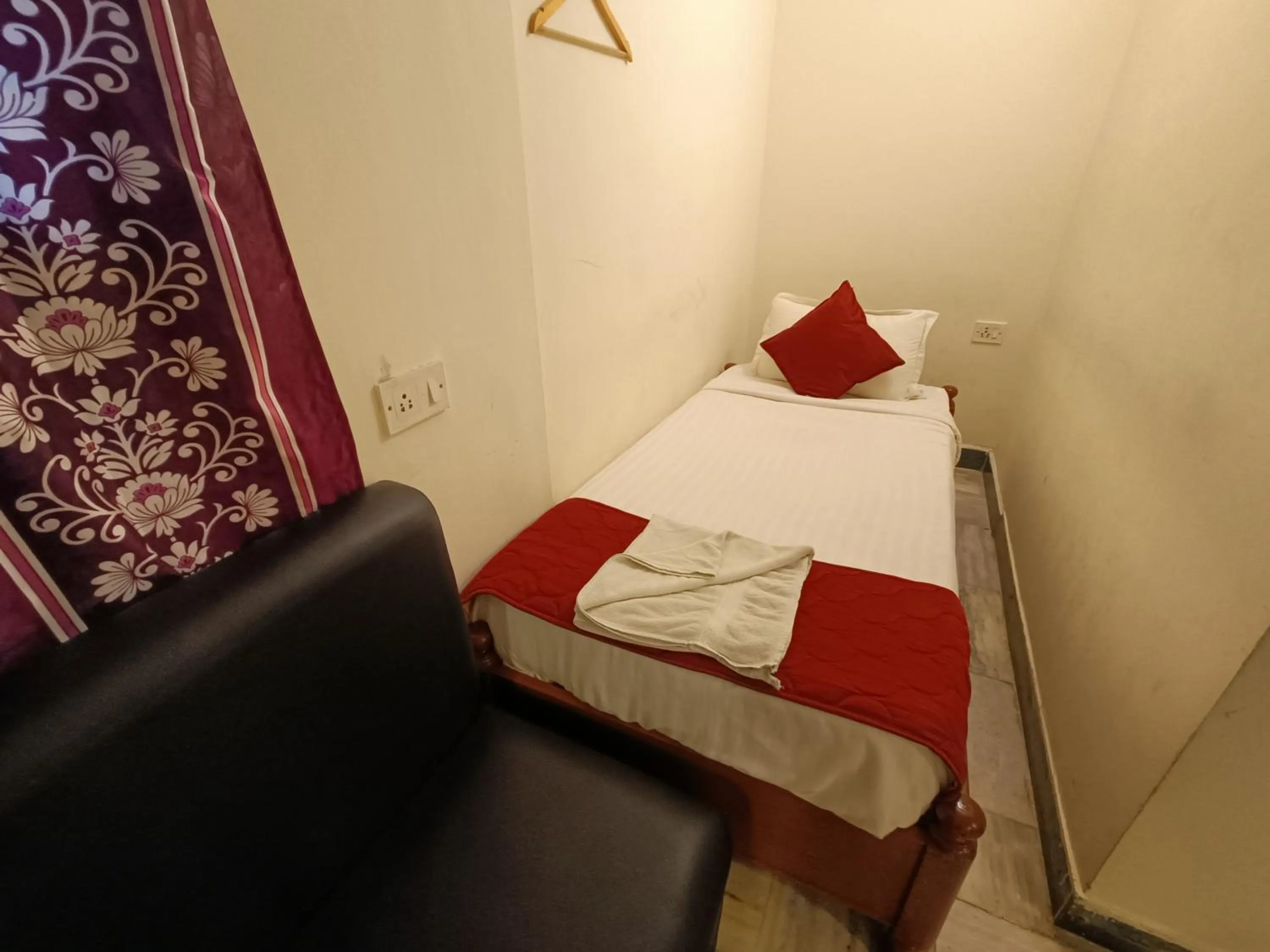 Bed in GT Grande Hotel-Near US Consulate