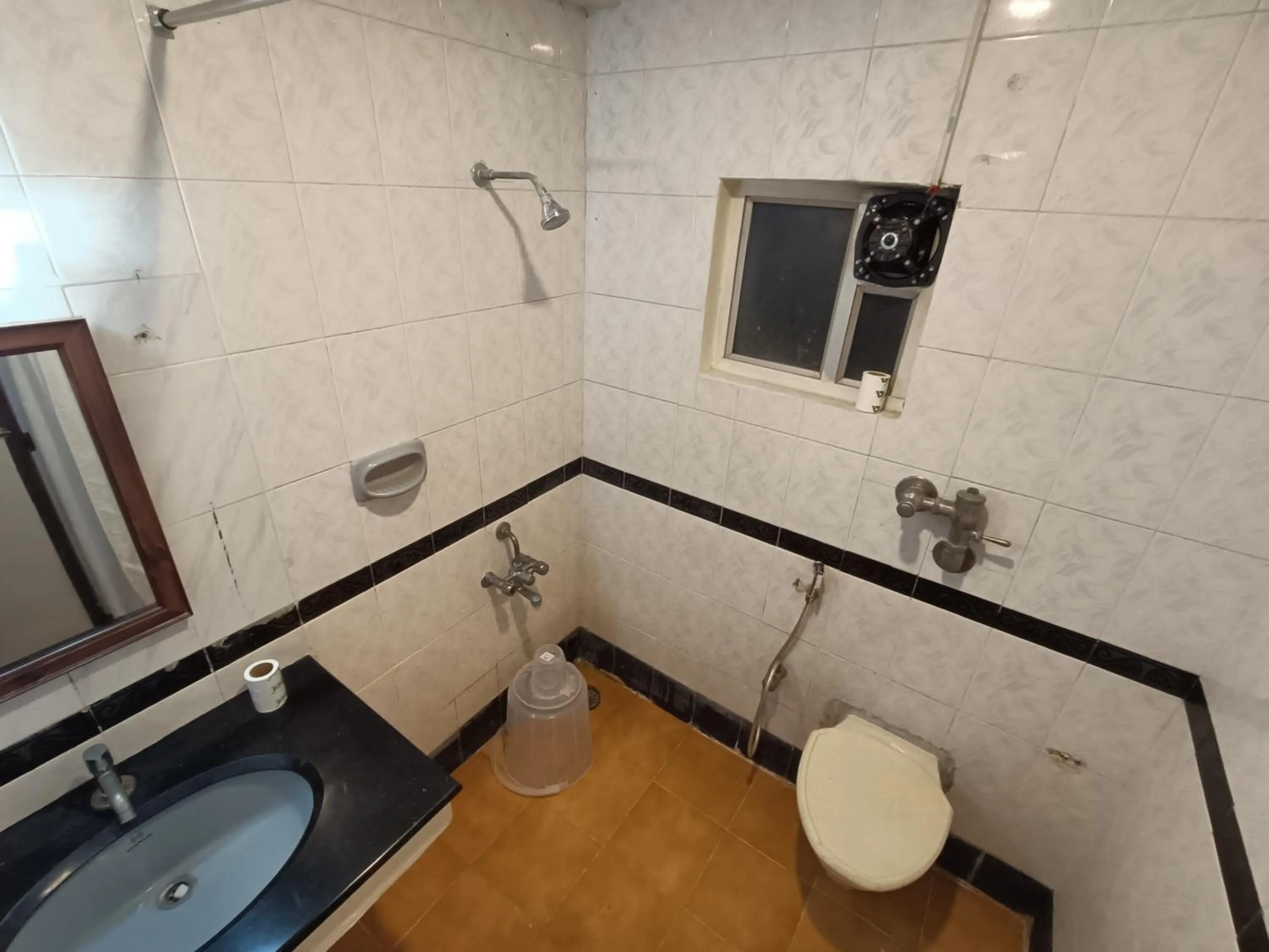 Shower in GT Grande Hotel-Near US Consulate